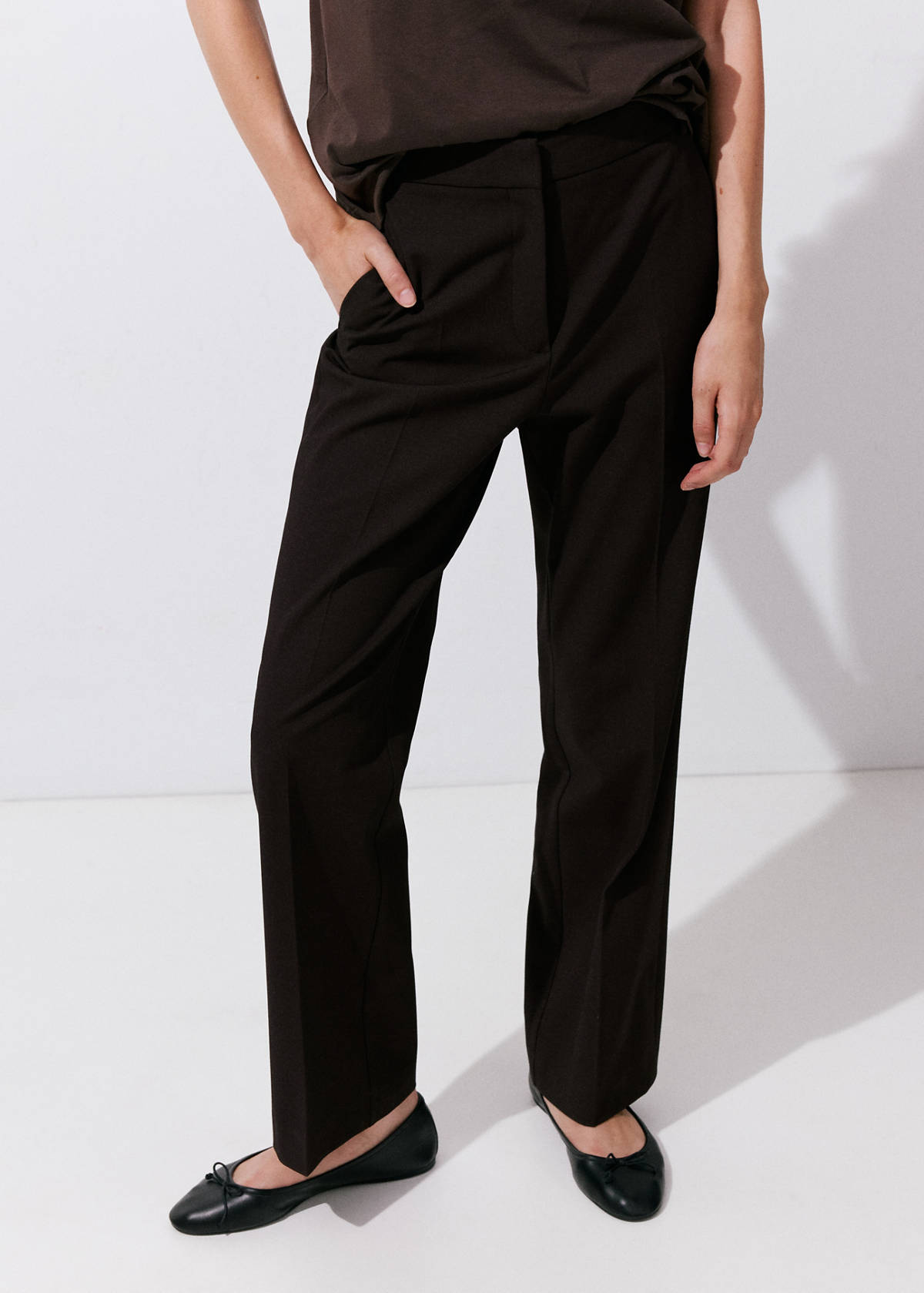 Straight mid-rise trousers — Chocolate