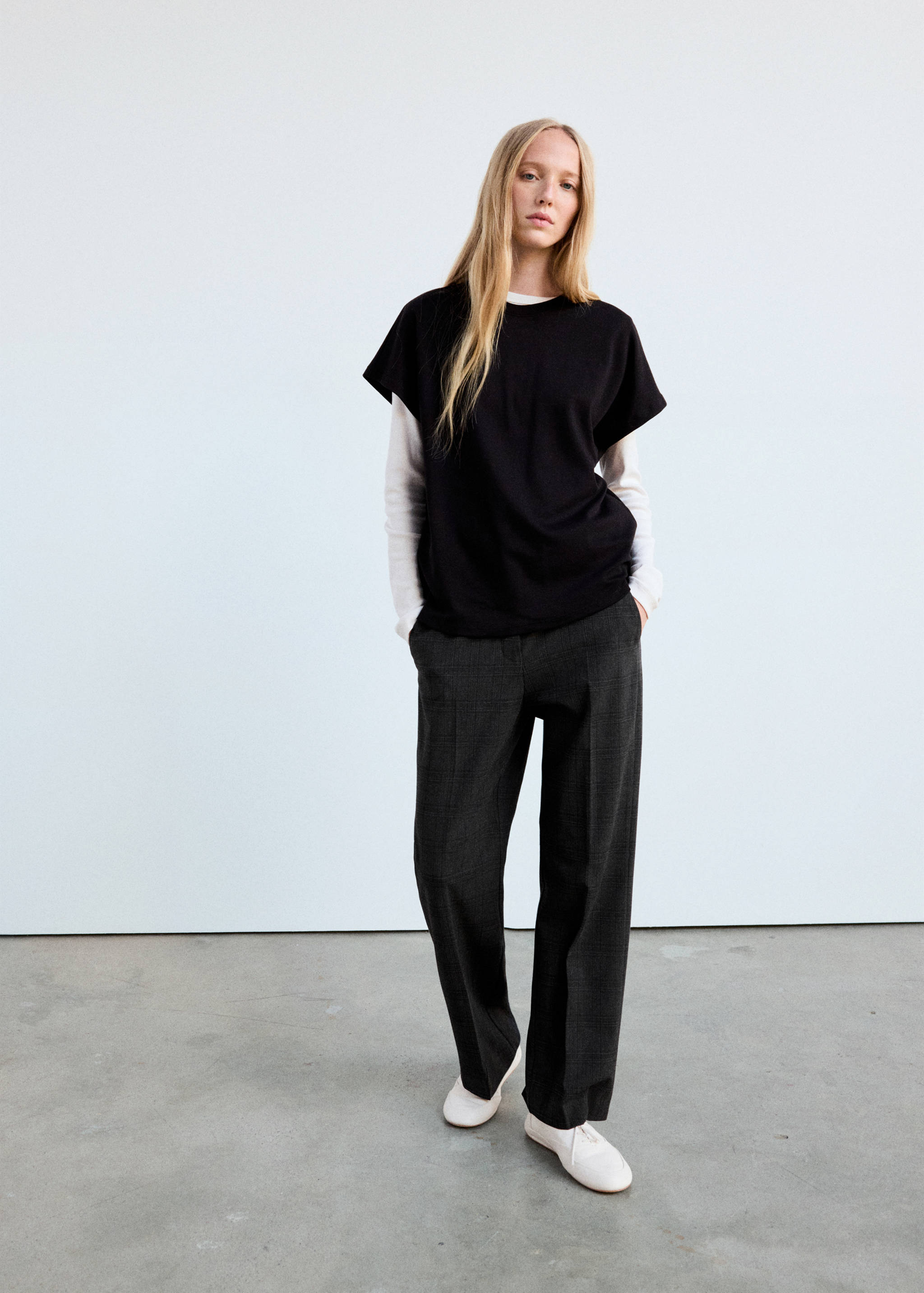 Straight mid-rise trousers - General plane