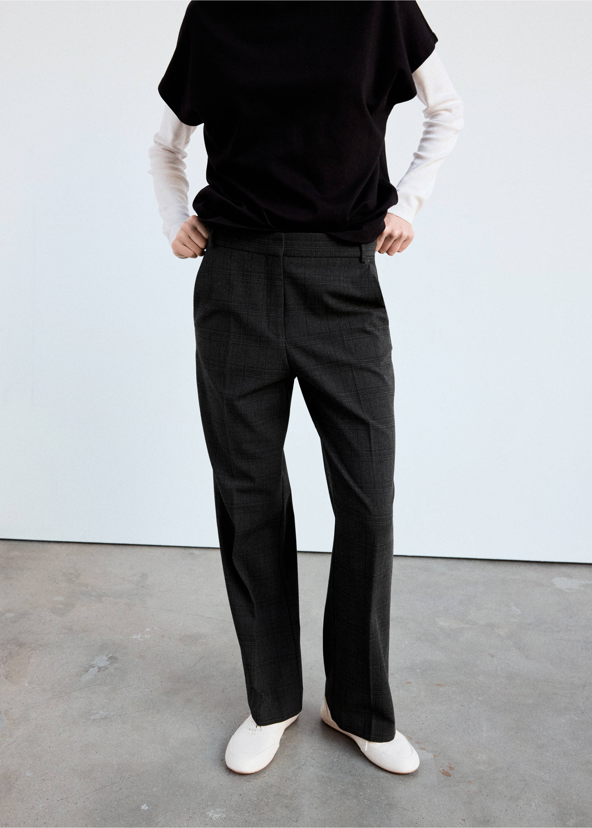 Pantalon droit taille normale - Plan moyen, Noir. Ref: 37054422-00.