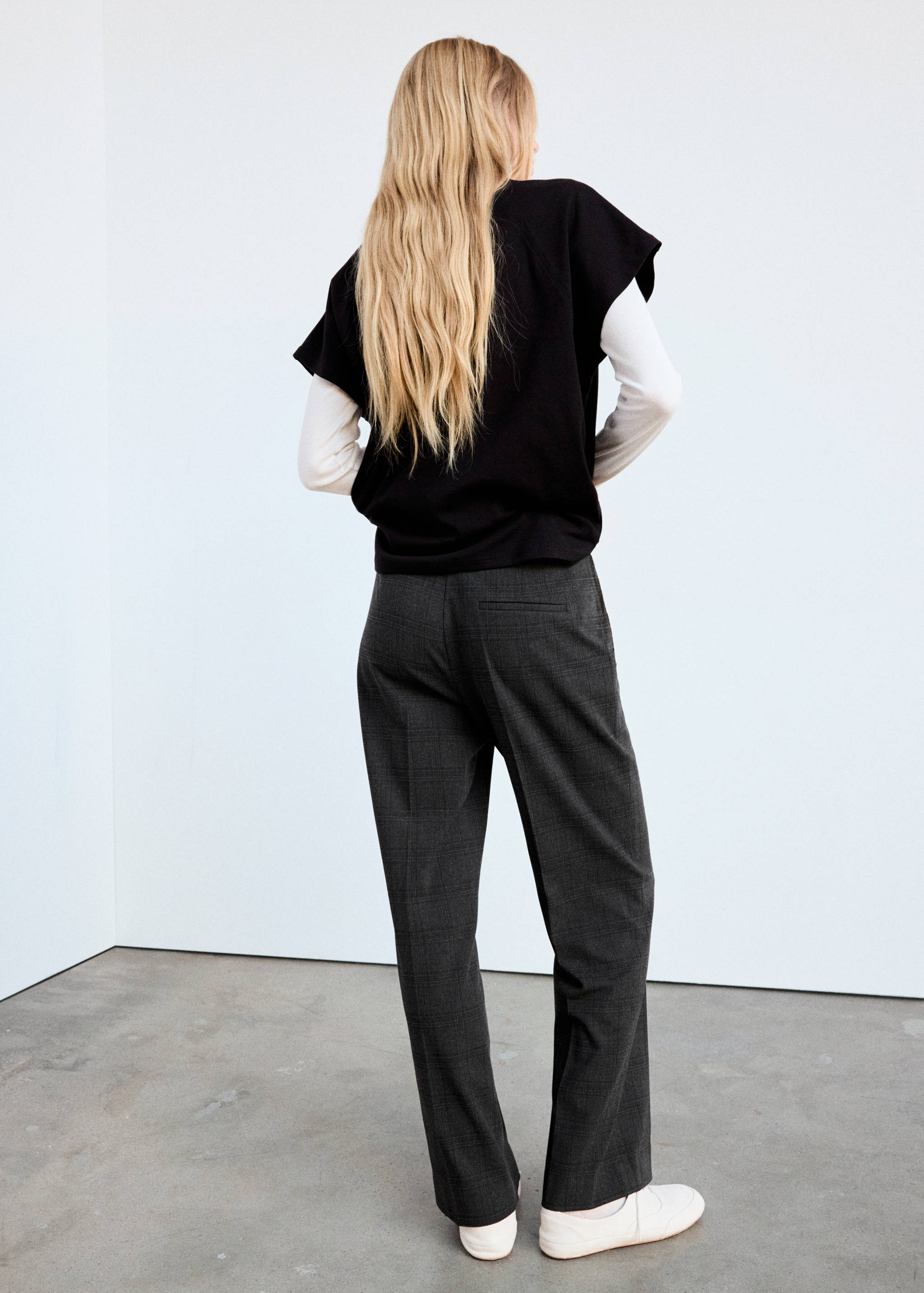 Straight mid-rise trousers - Reverse of the article
