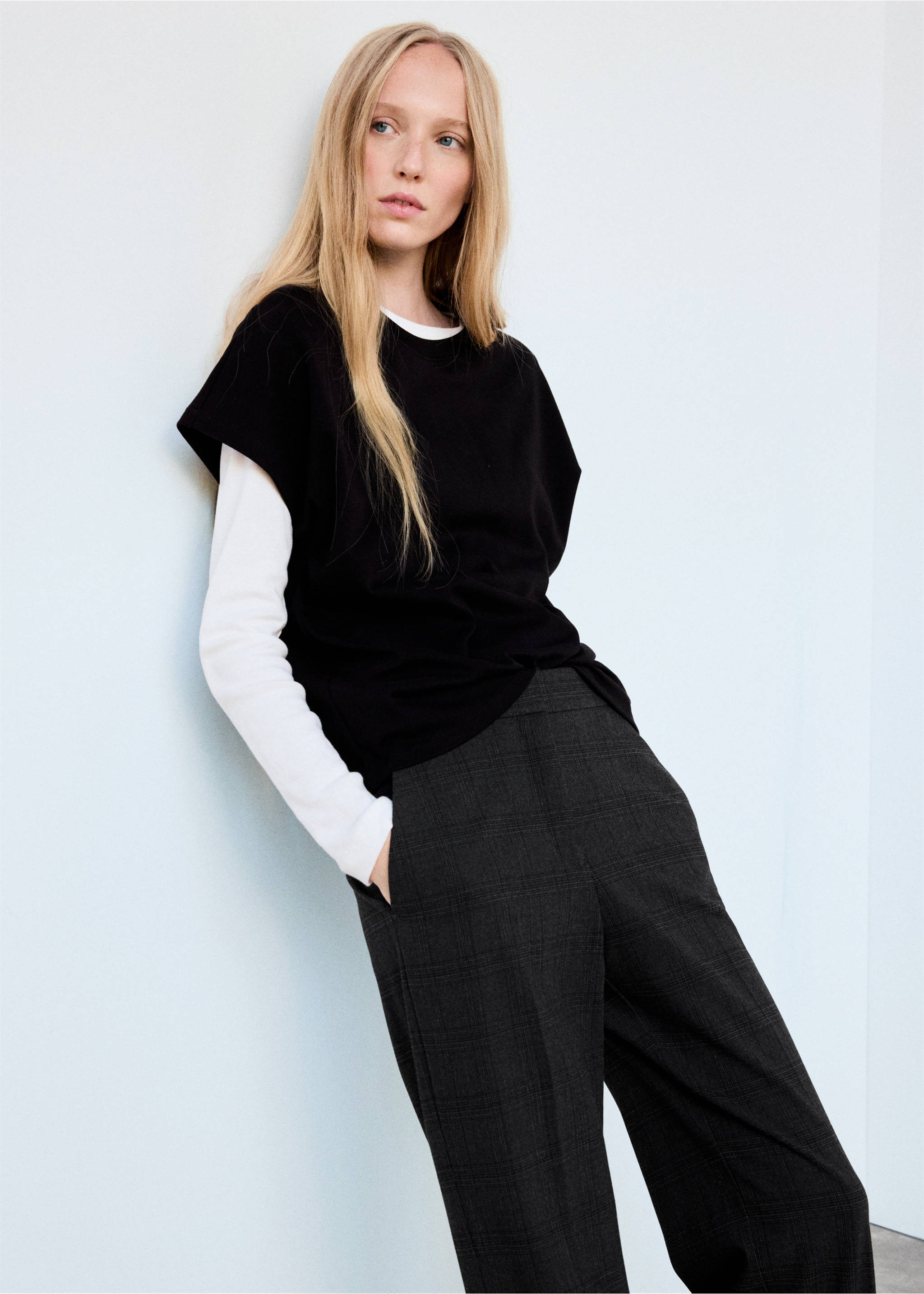 Pantalon droit taille normale - Détail de l'article 1, Noir. Ref: 37054422-00.