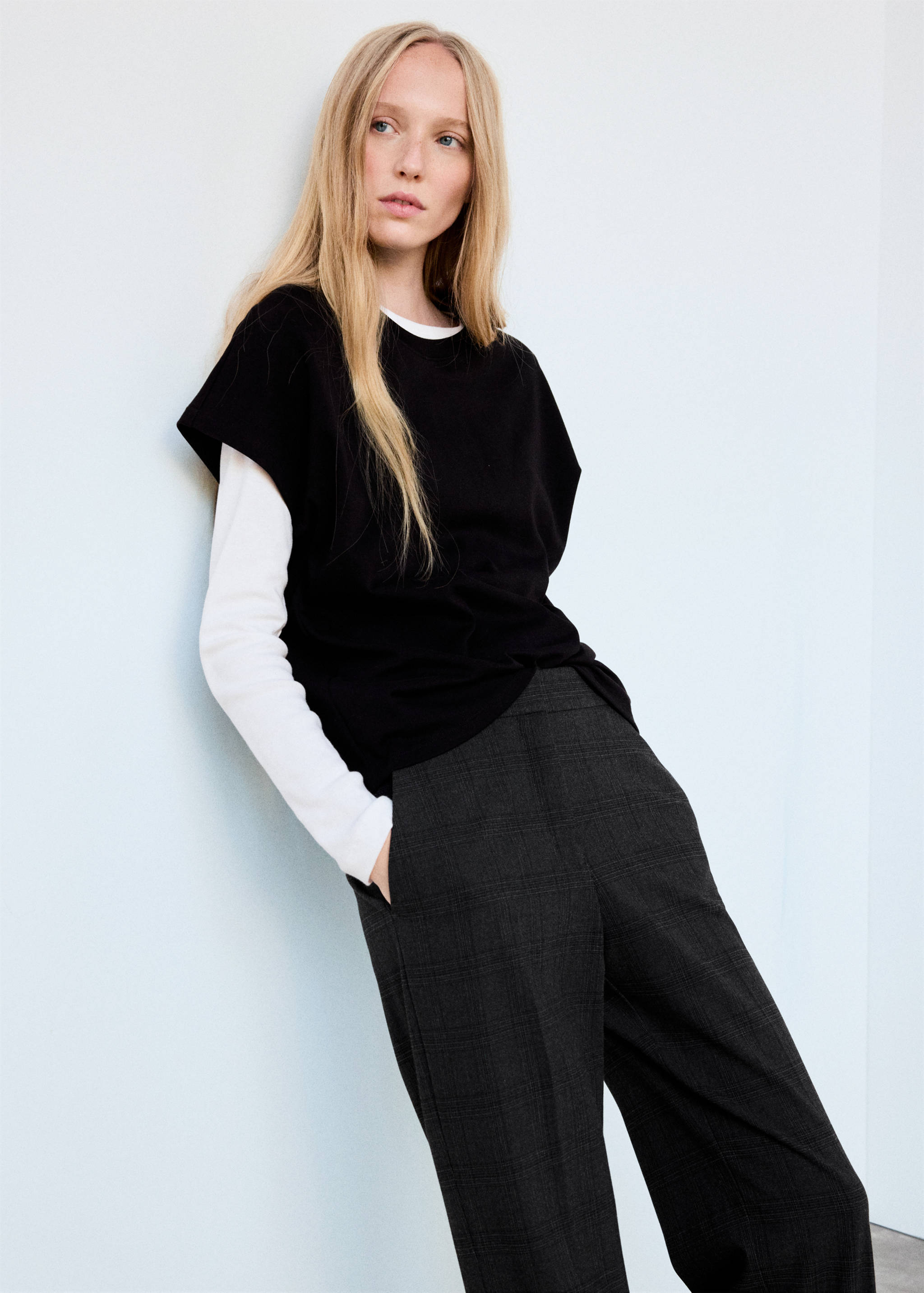 Straight mid-rise trousers - Details of the article 1