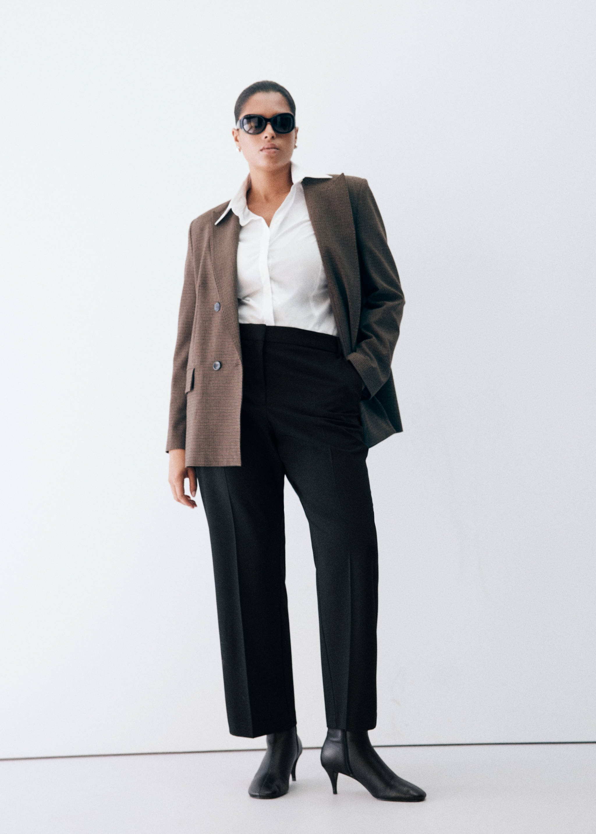 Straight mid-rise trousers - Details of the article 5