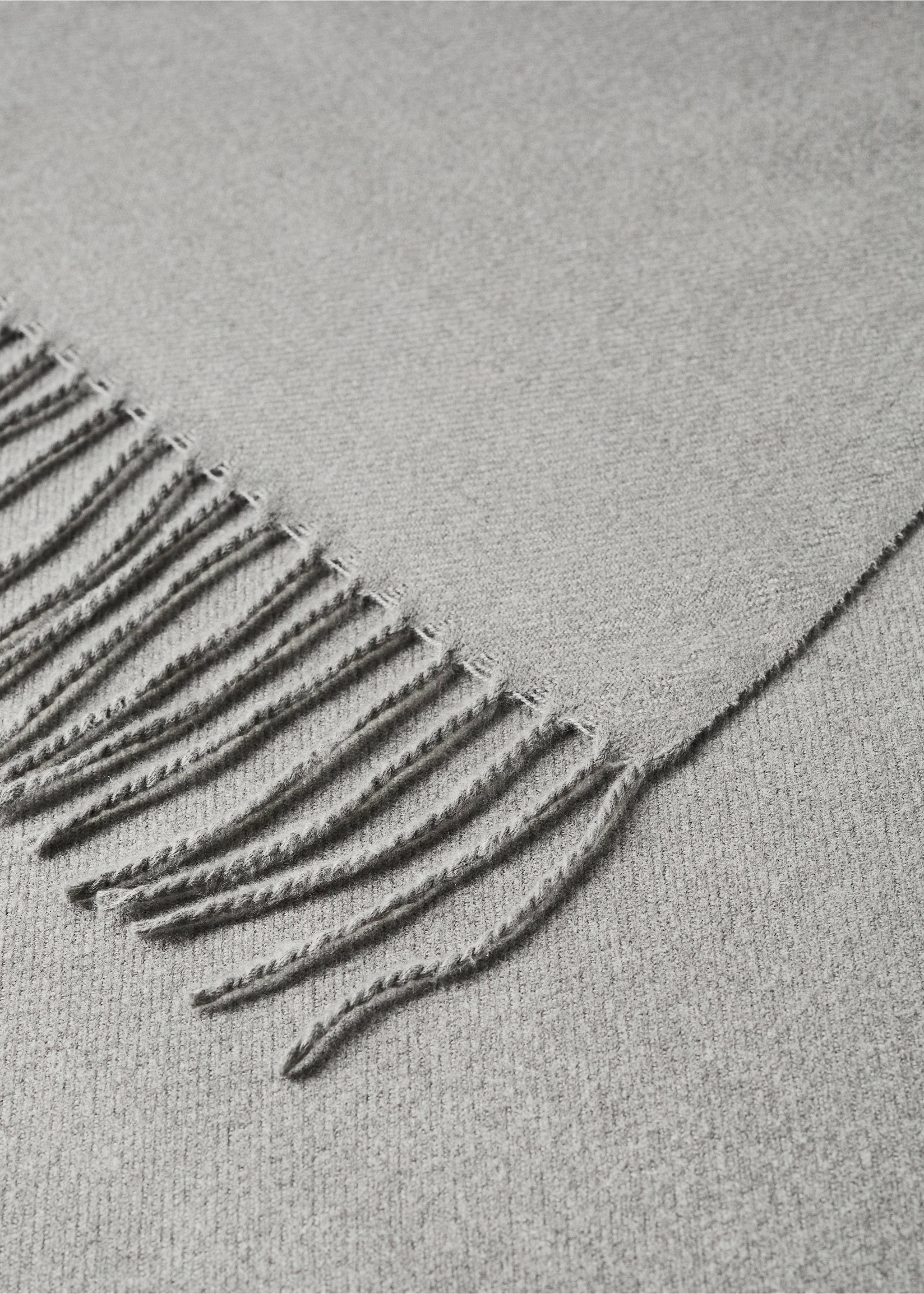 Fringed-edge blanket - Details of the article 2, Grey. Ref: 37054437-00.