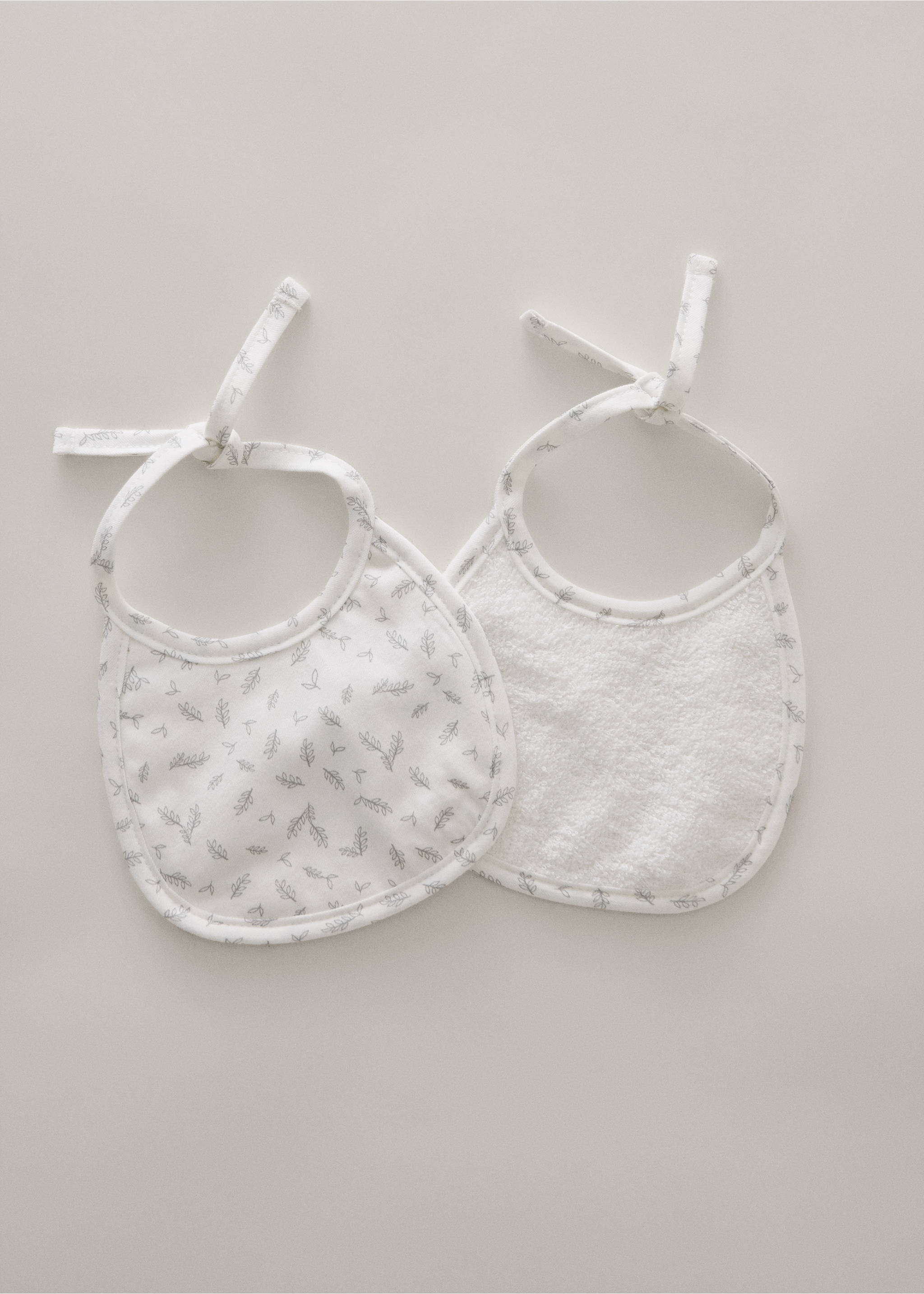 Set aus gemusterten Mull-Lätzchen - Allgemeine Ansicht, Ecru. Ref: 37054458-00.