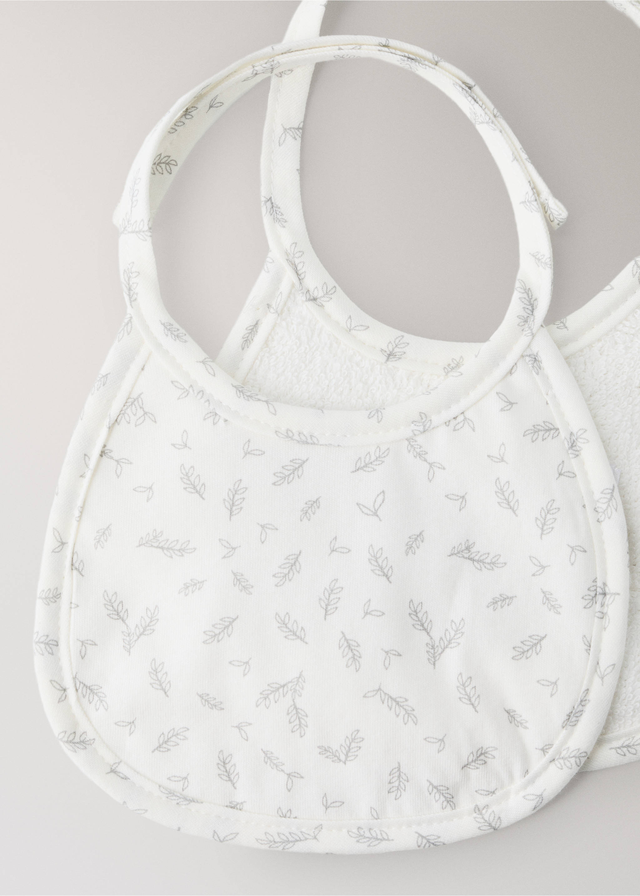 Printed muslin bib set - Details of the article 1, Ecru. Ref: 37054458-00.