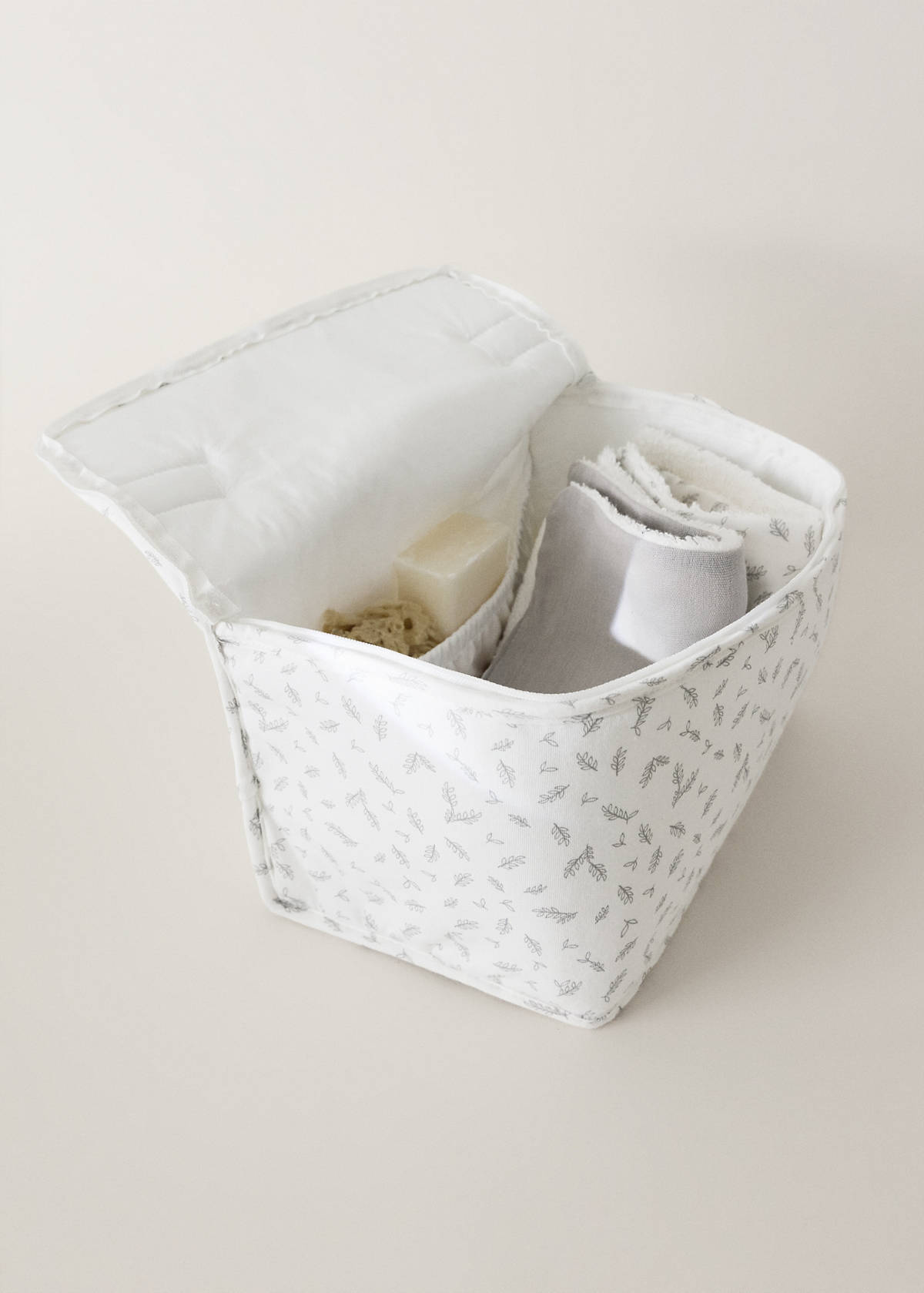 Children’s printed toilet bag — Ecru