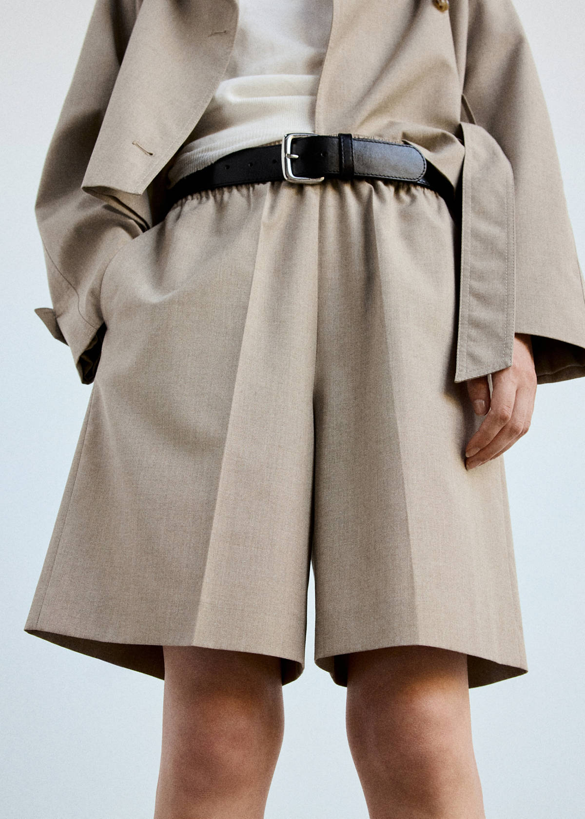Straight-fit high-waist bermuda shorts — Beige