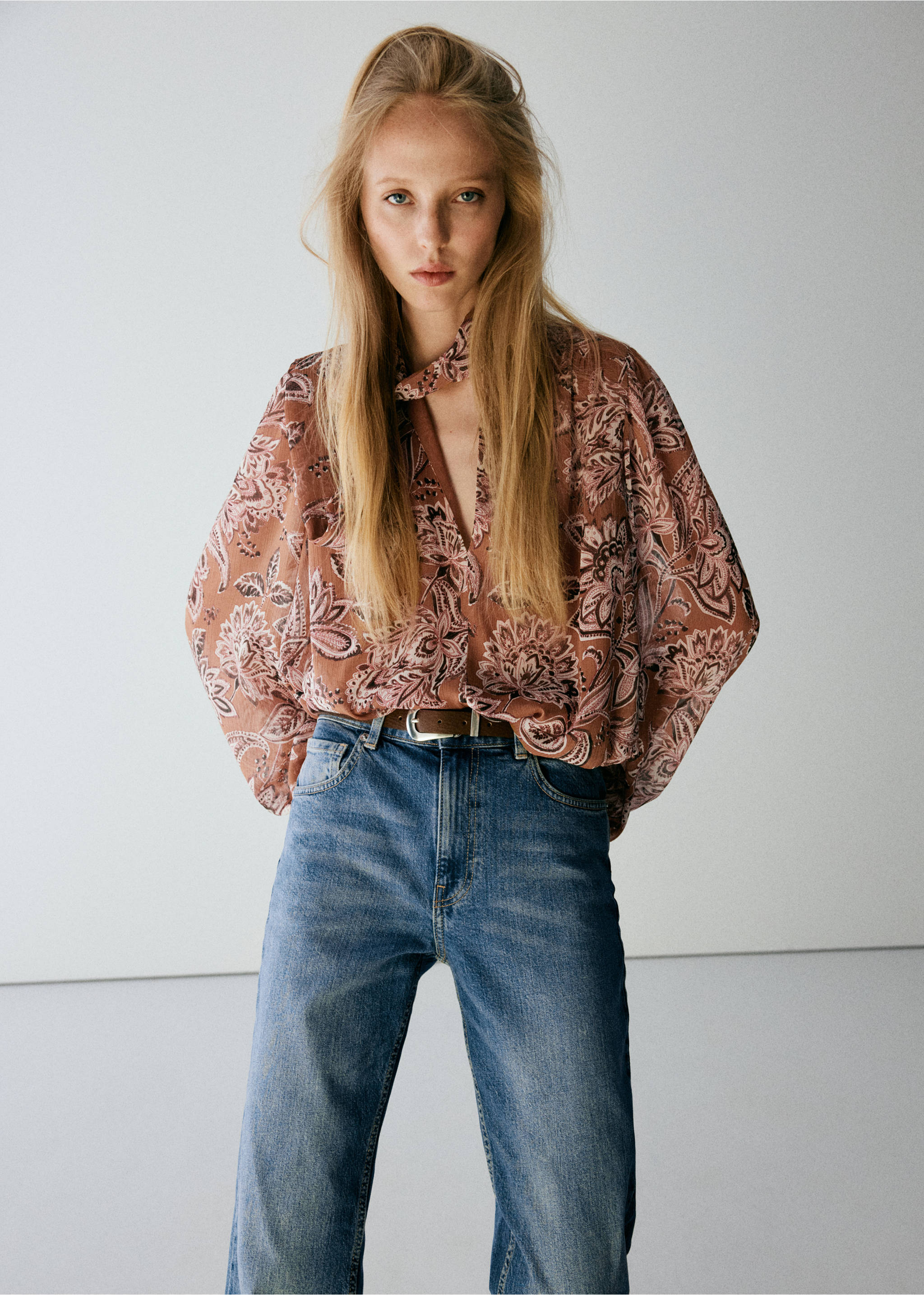 Slim-fit high-waist jeans - Details of the article 1, Medium Blue. Ref: 37054780-01.