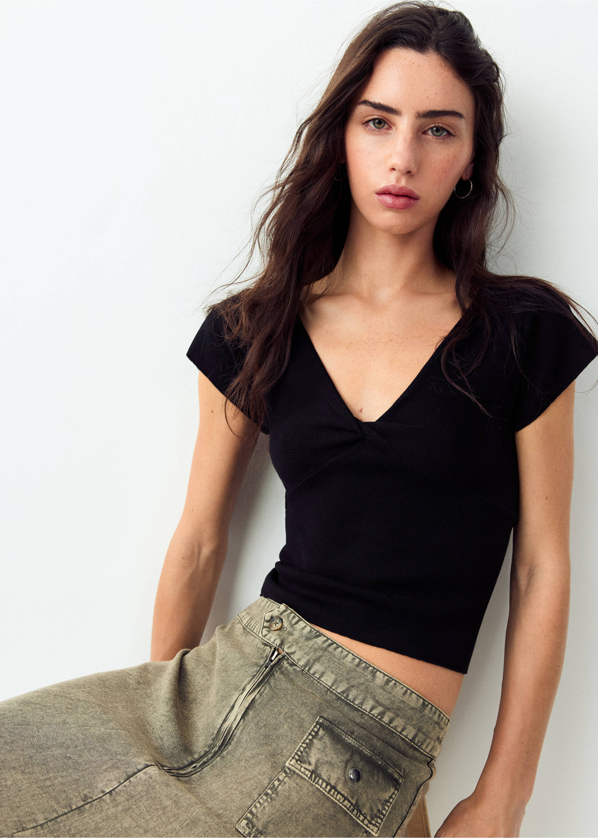 V-neck knit top - Medium plane, Black. Ref: 37054783-00.