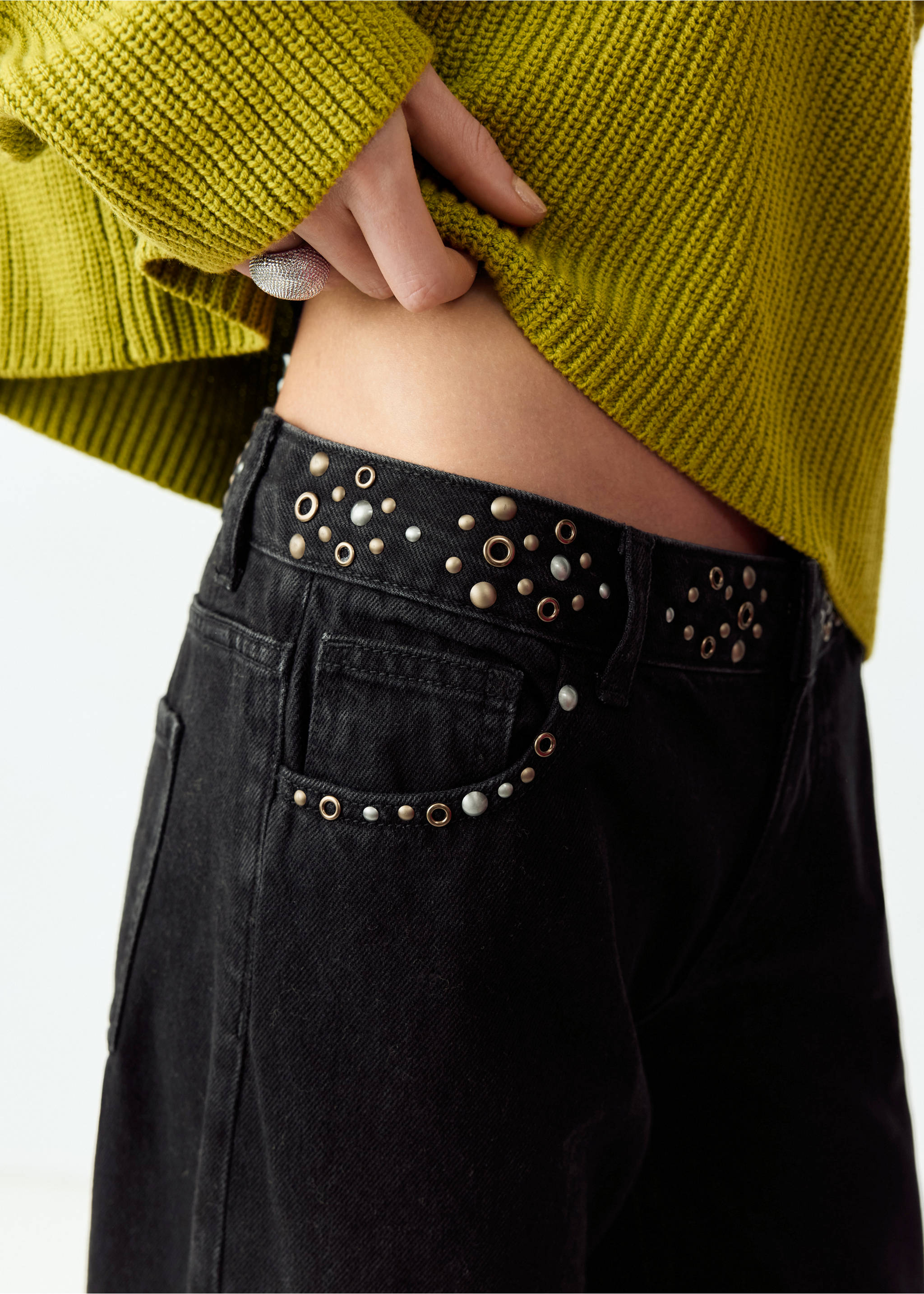 Low-rise jeans with eyelet detail at the waist - Details of the article 3, Black denim. Ref: 37054795-00.