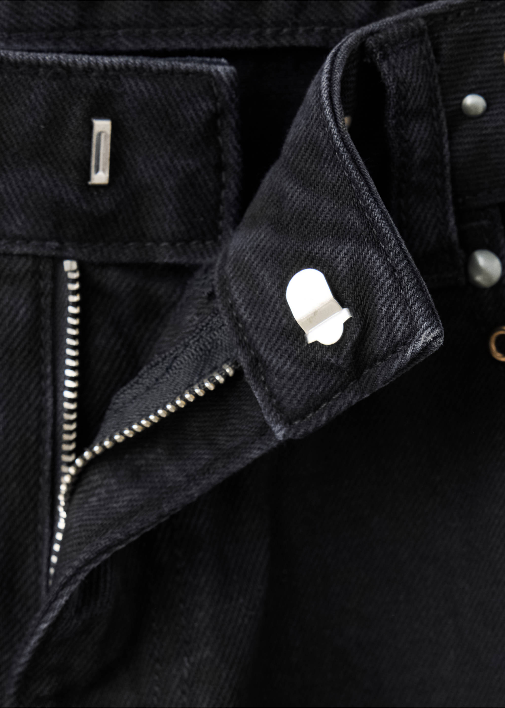 Low-rise jeans with eyelet detail at the waist - Details of the article 8, Black denim. Ref: 37054795-00.