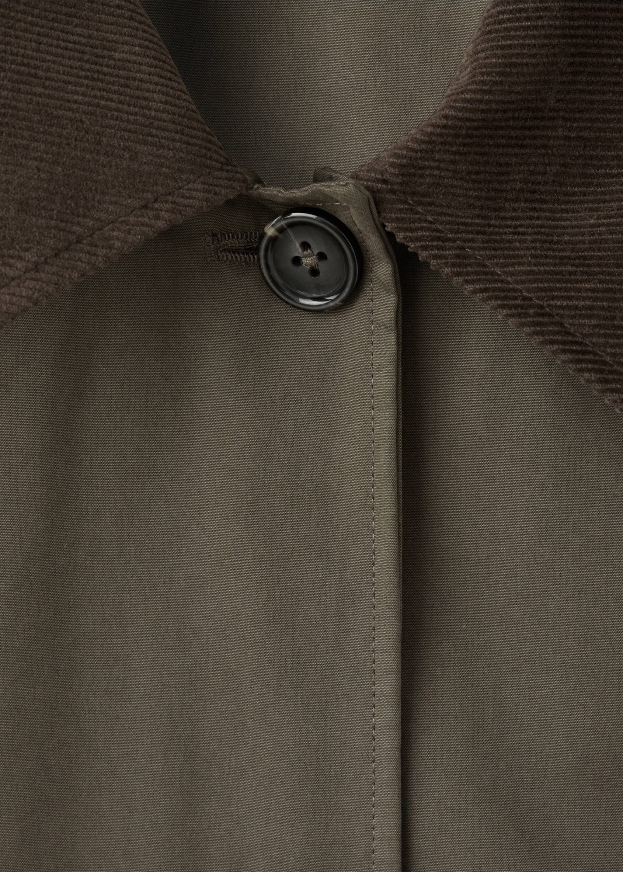 Lång trenchcoat i bomull med krage i manchester - Detaljer om artikeln 8, Mörkgrön. Ref: 37055151-00.