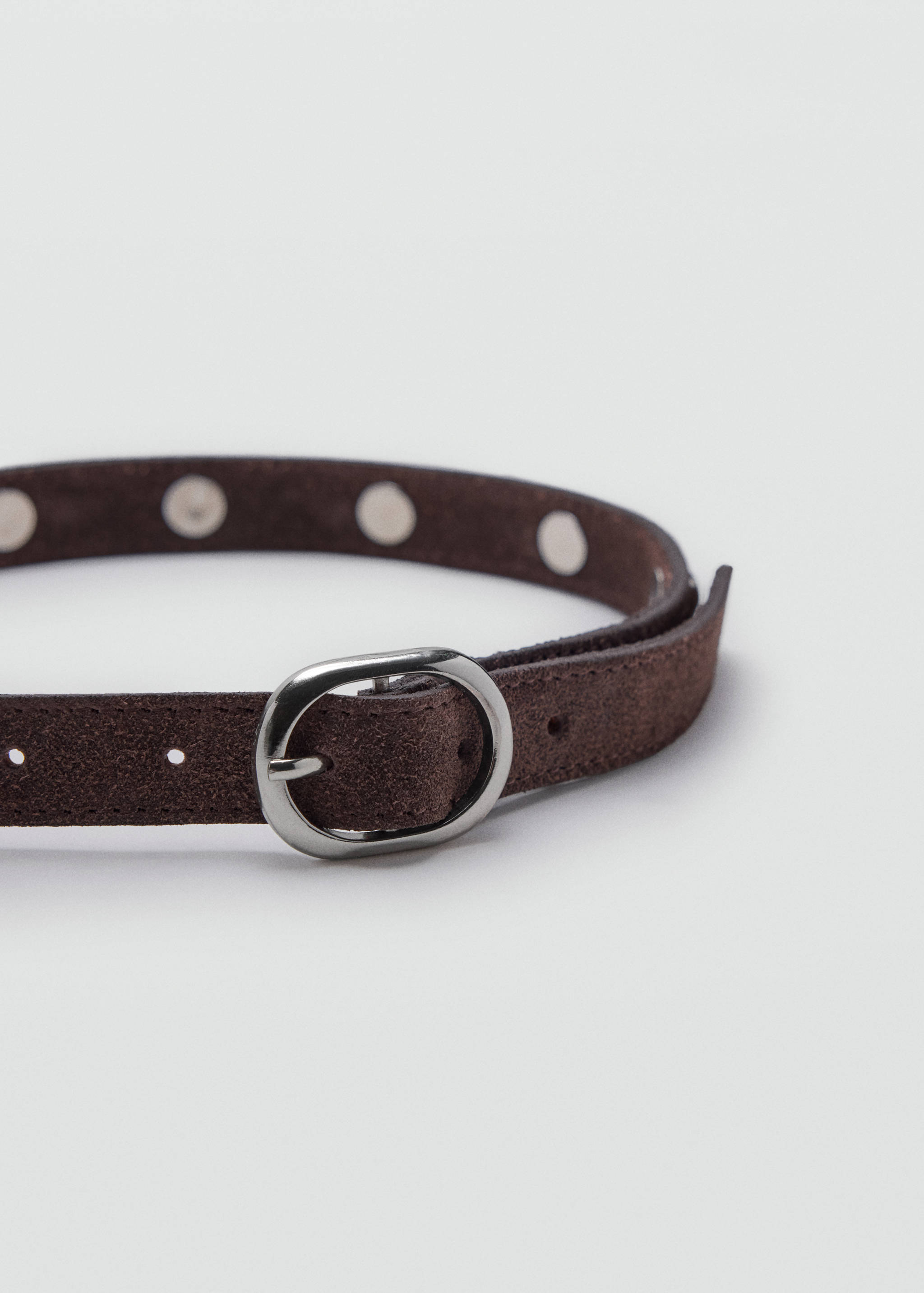Ceinture en cuir à clous - Plan moyen