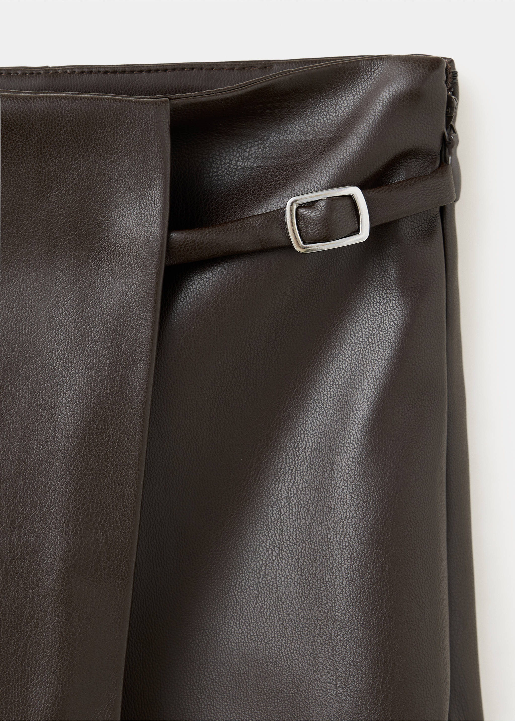 Faux leather skirt with buckle - Details of the article 8, Chocolate. Ref: 37055167-00.