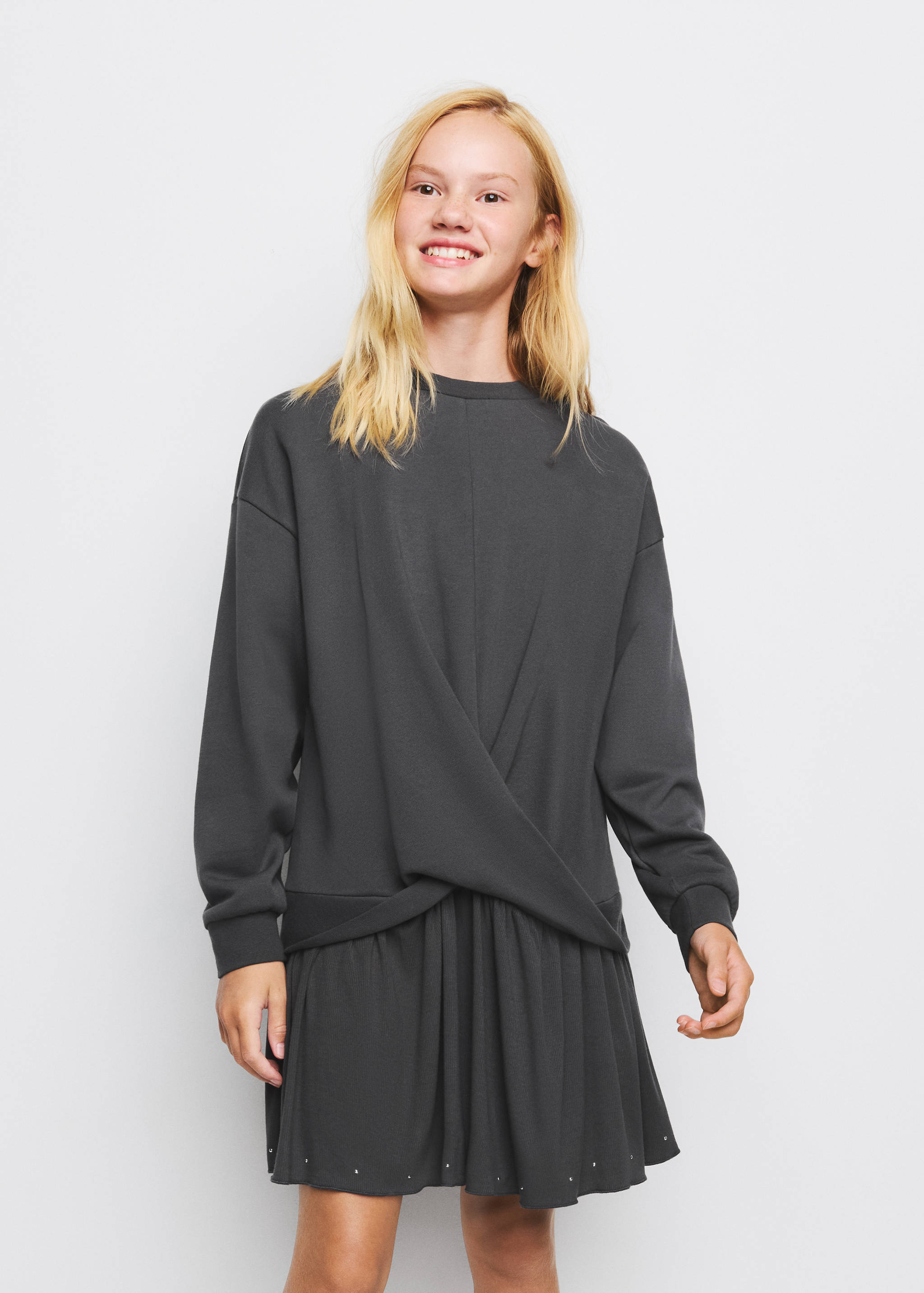 Robe combinée détails clous - Plan moyen