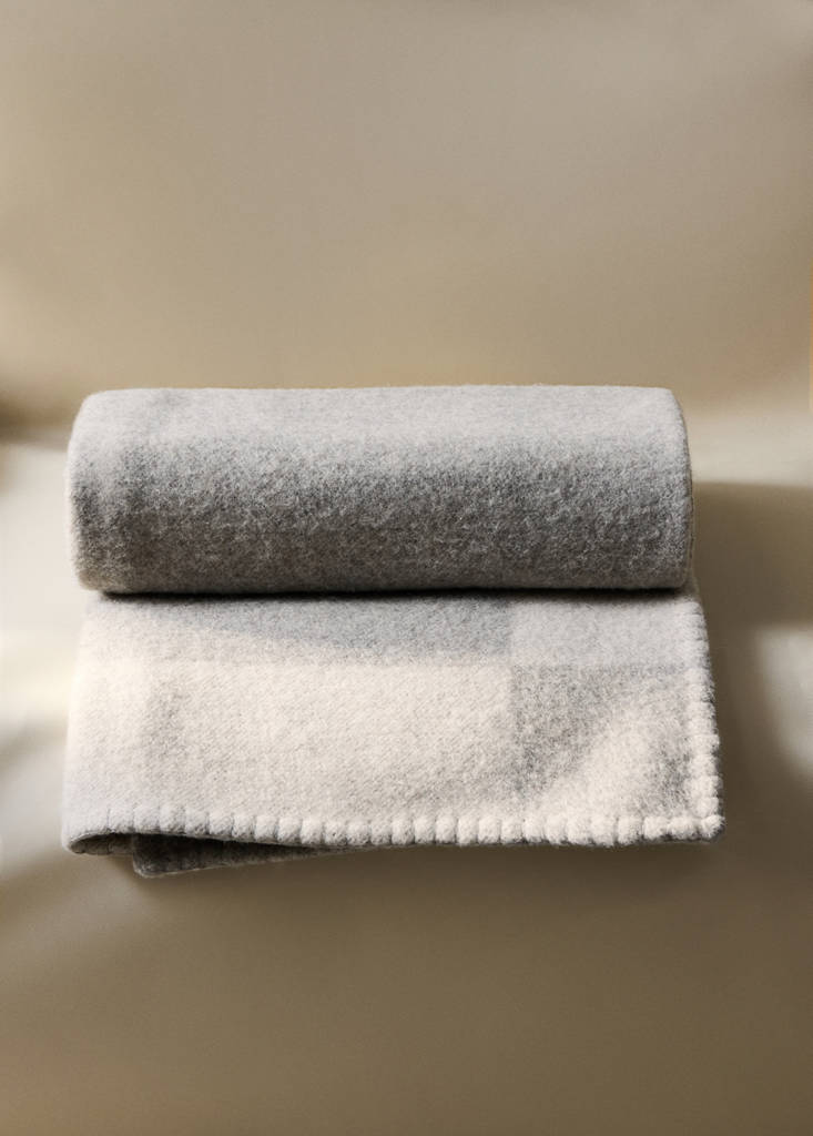 Wool blanket with scalloped edging — Grey