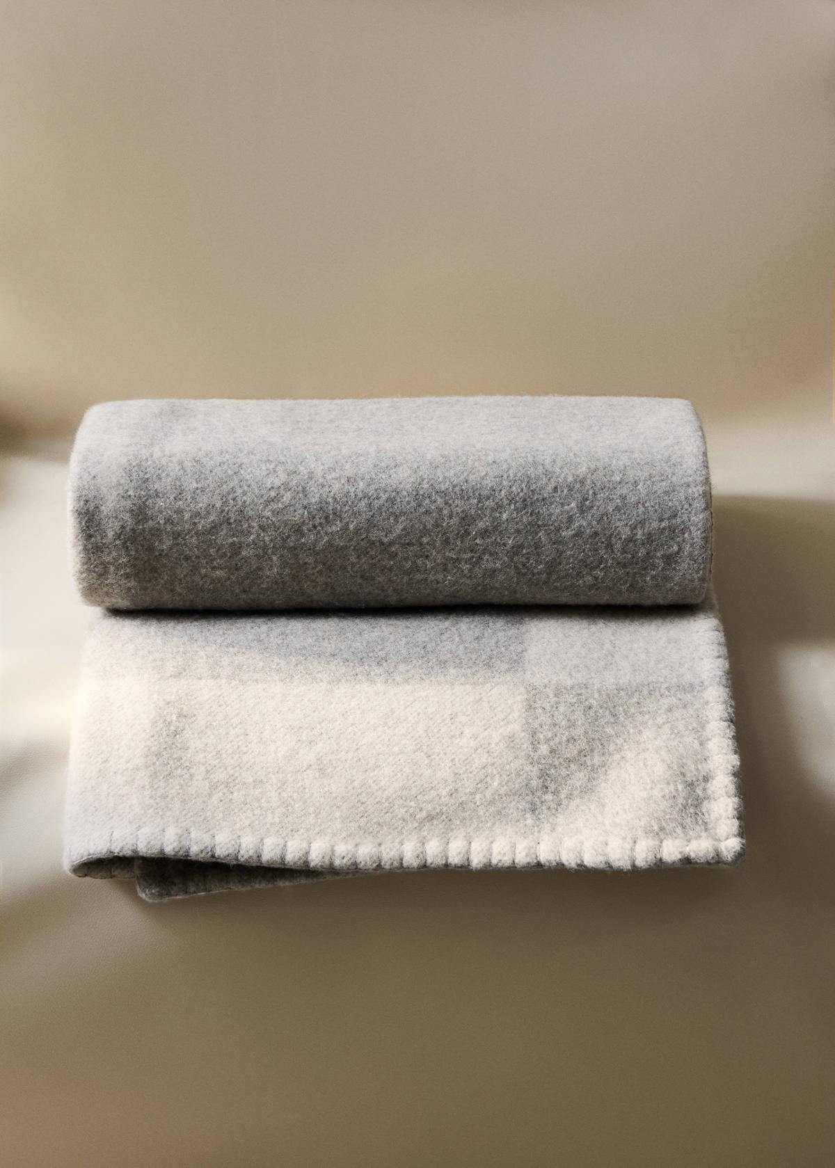 Wool blanket with scalloped edging — Grey