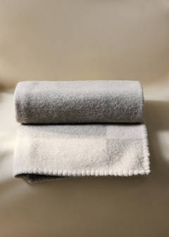 Wool blanket with scalloped edging — Grey 1