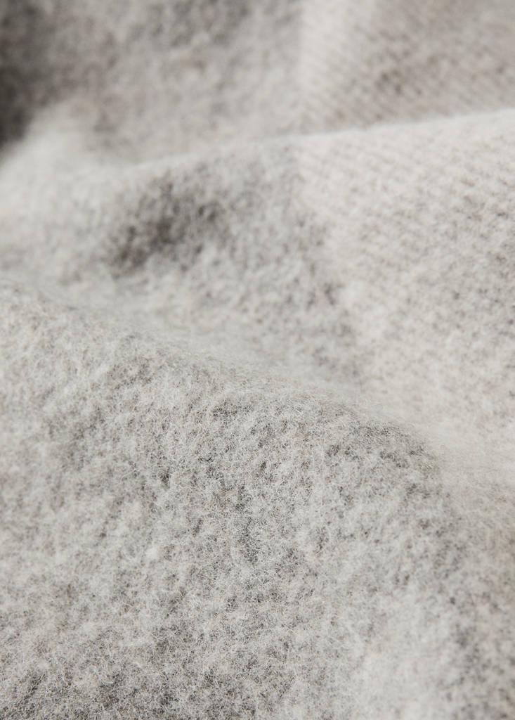 Wool blanket with scalloped edging — Grey