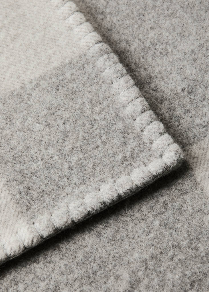 Wool blanket with scalloped edging — Grey