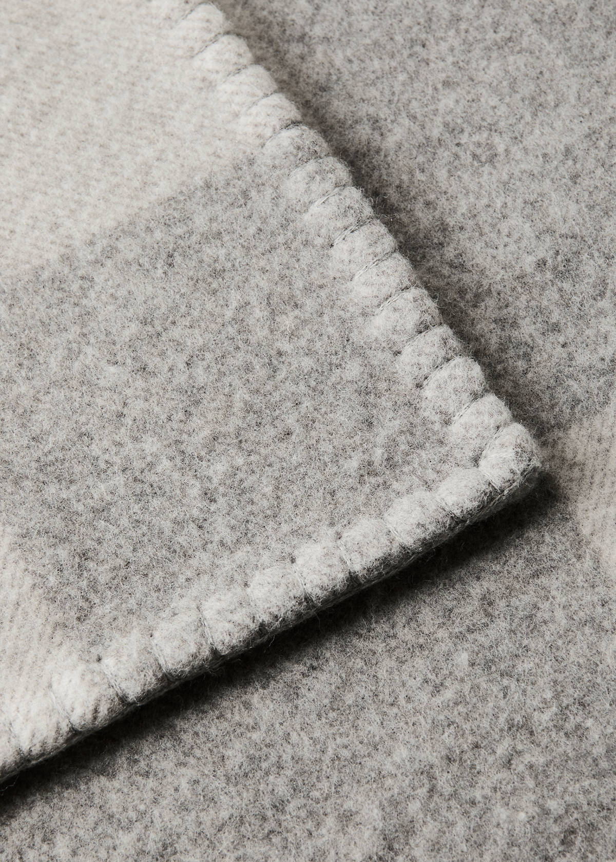 Wool blanket with scalloped edging — Grey