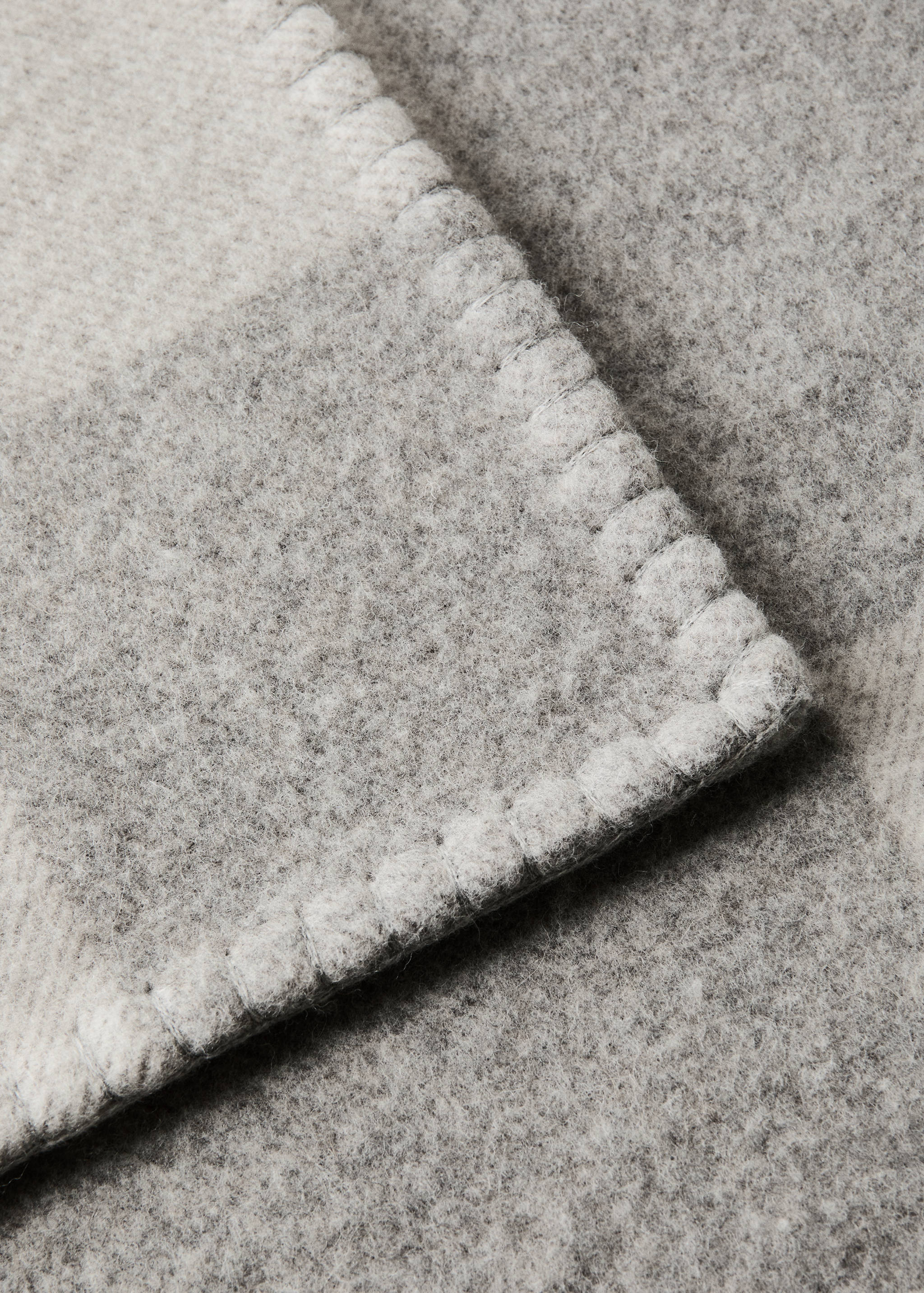 Wool blanket with scalloped edging - Details of the article 2