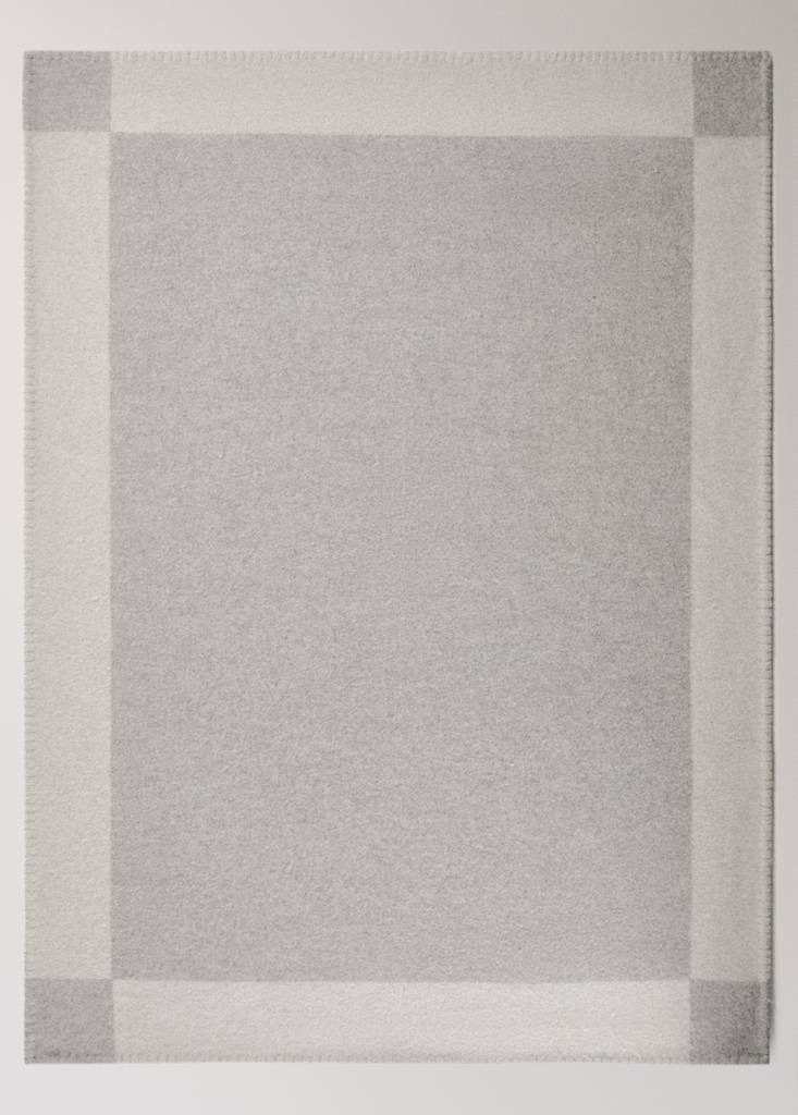 Wool blanket with scalloped edging — Grey