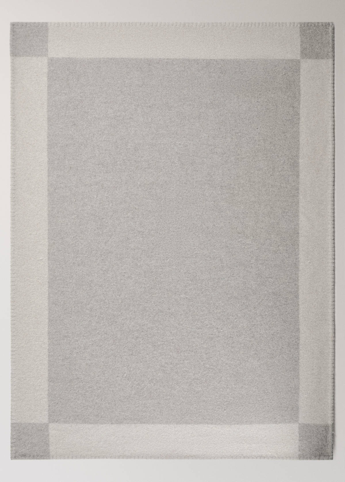 Wool blanket with scalloped edging — Grey