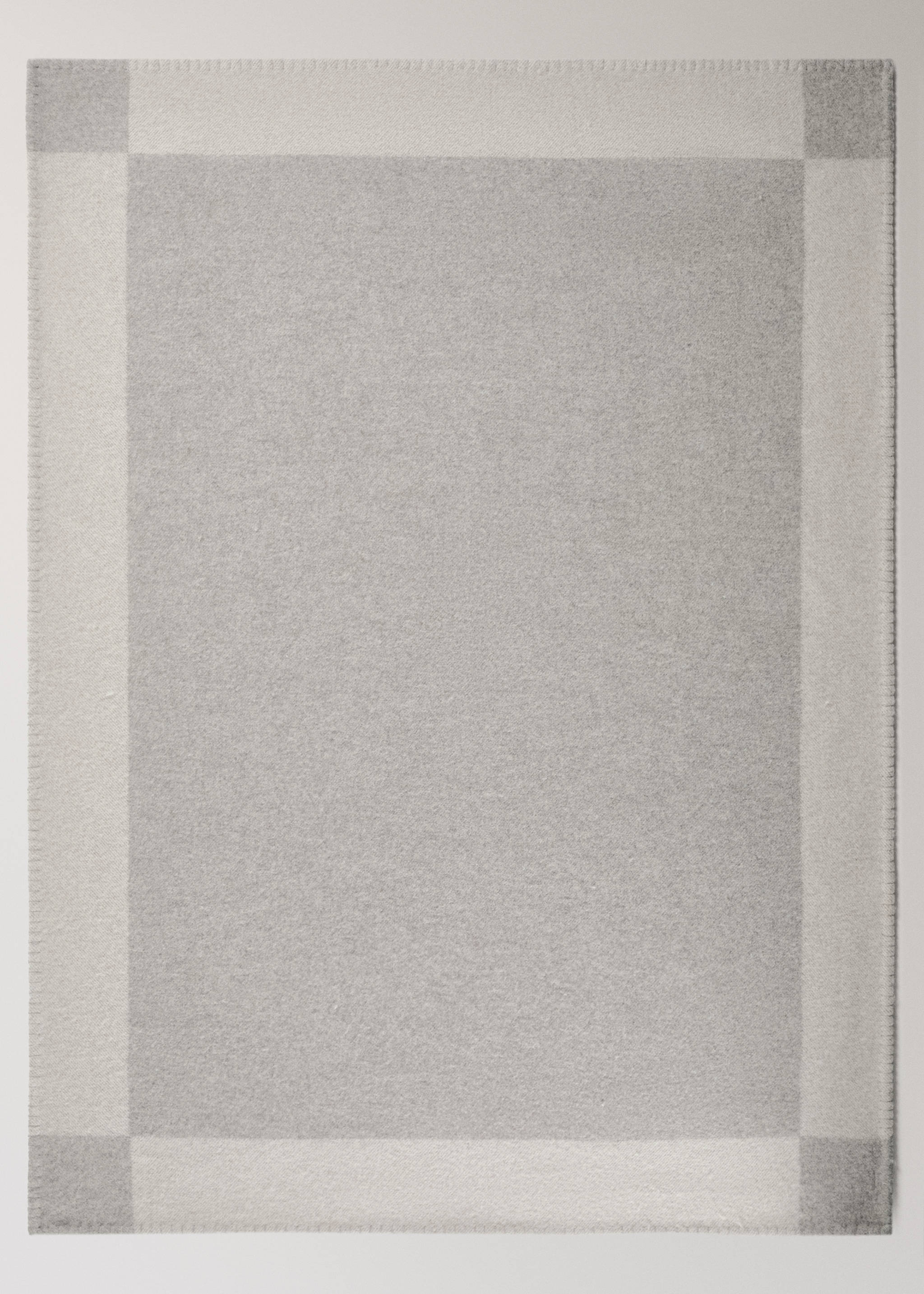 Wool blanket with scalloped edging - Details of the article 3