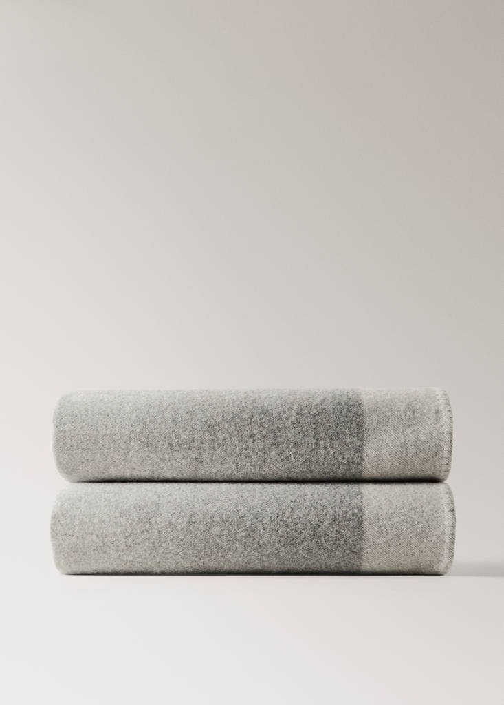 Wool blanket with scalloped edging — Grey