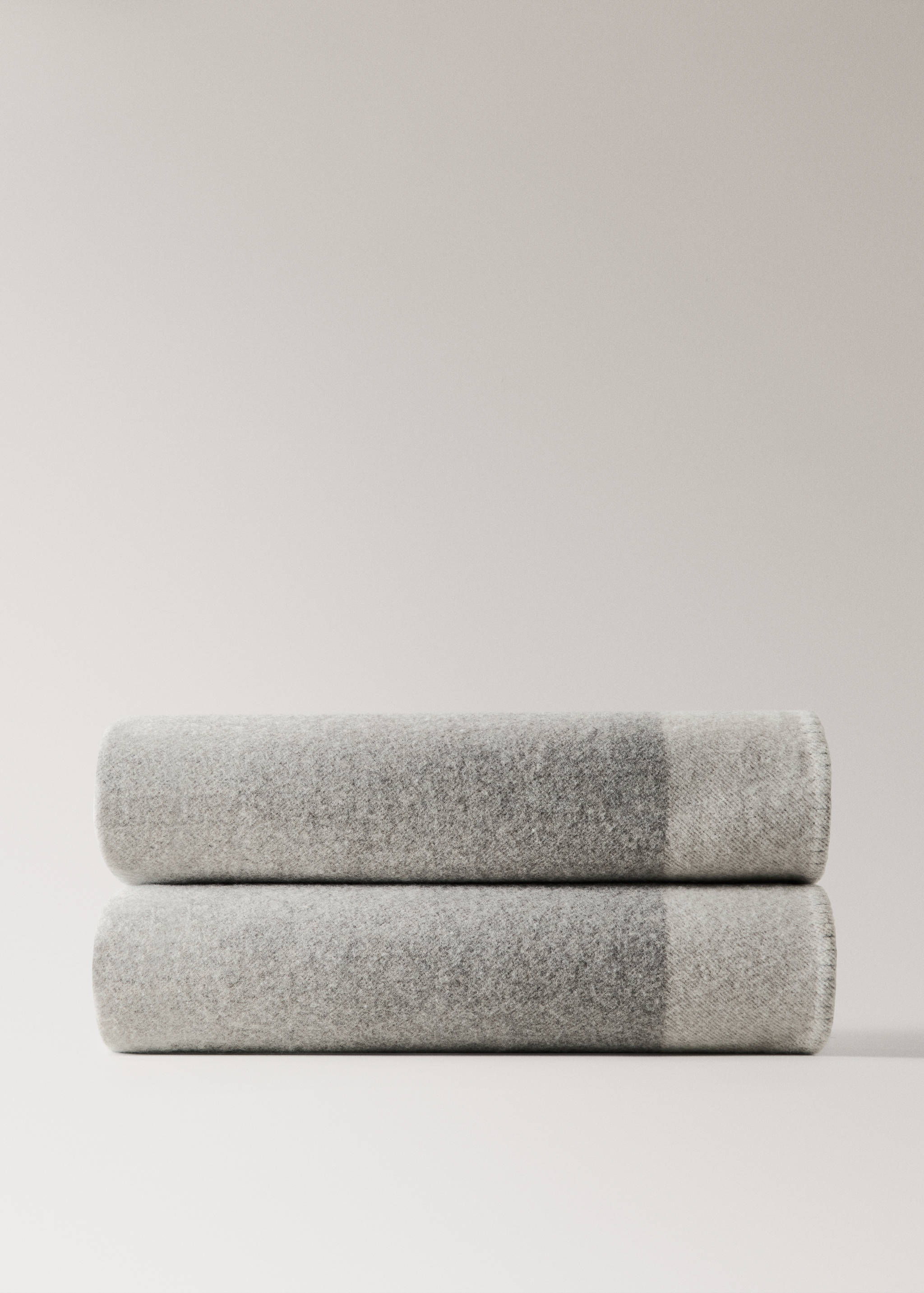 Wool blanket with scalloped edging - Article without model