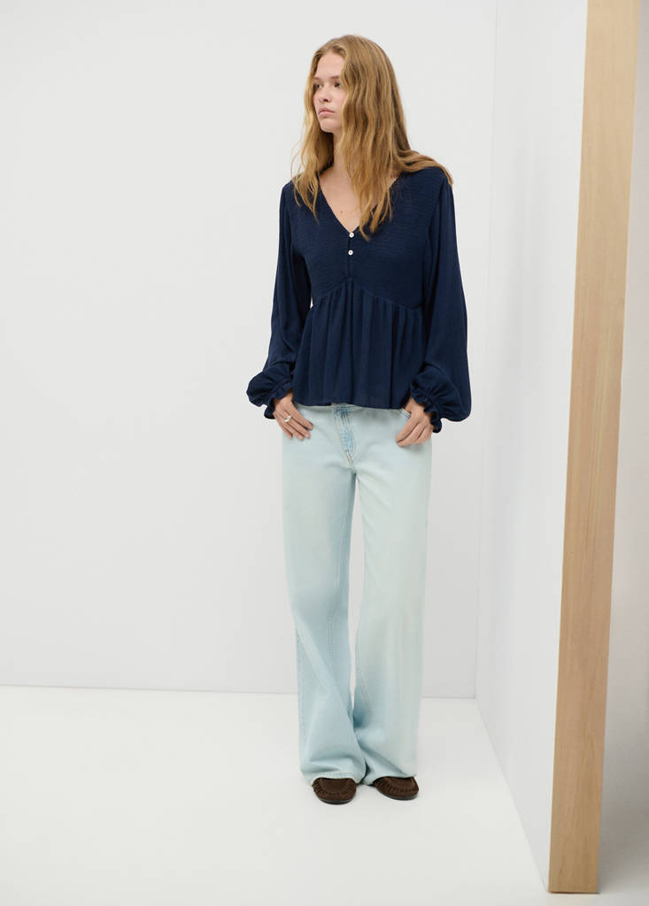 Mango Blouse Texturée Col V In Bleu Marine