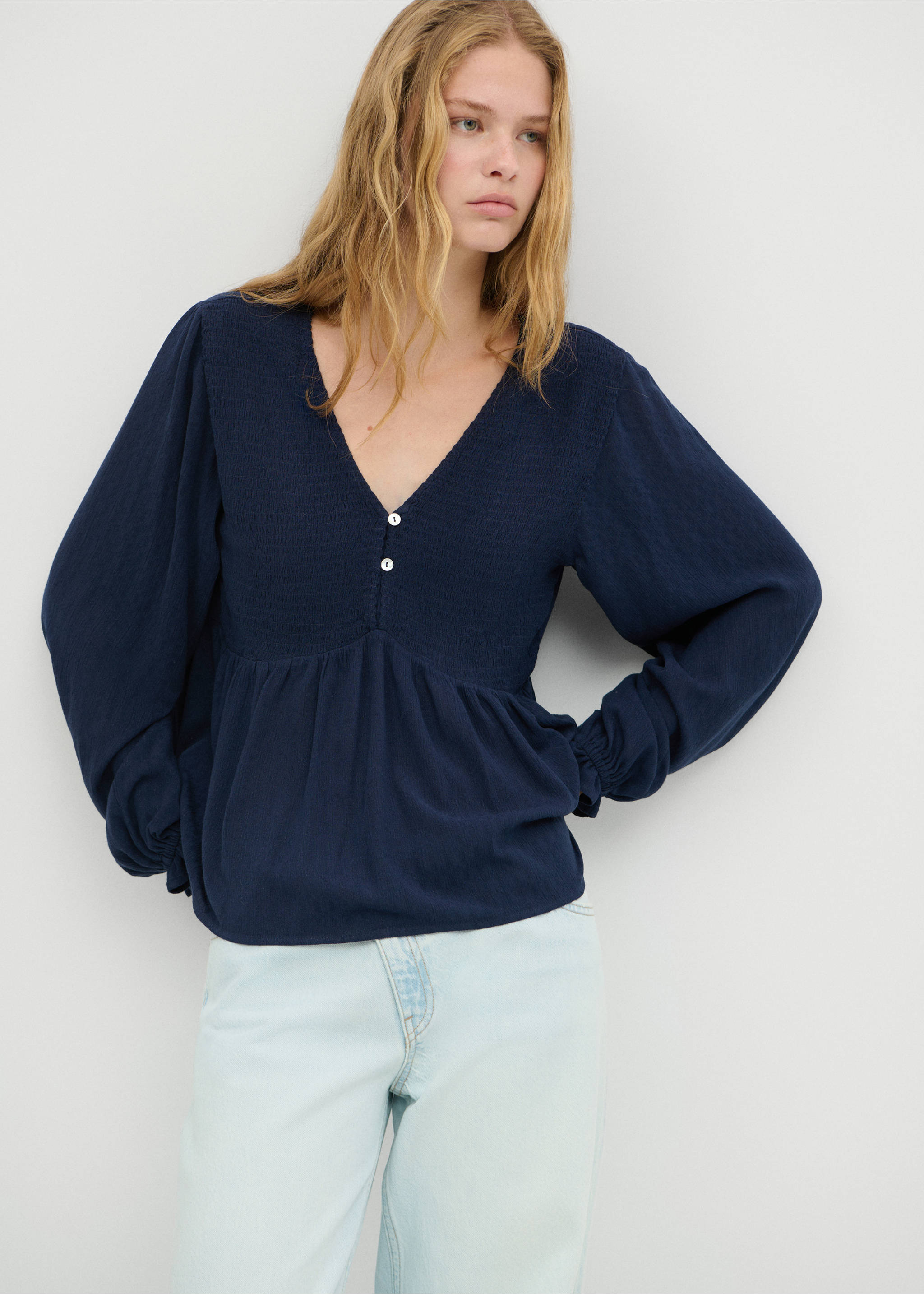 Blouse texturée col V - Plan moyen, Bleu marine. Ref: 37055844-00.