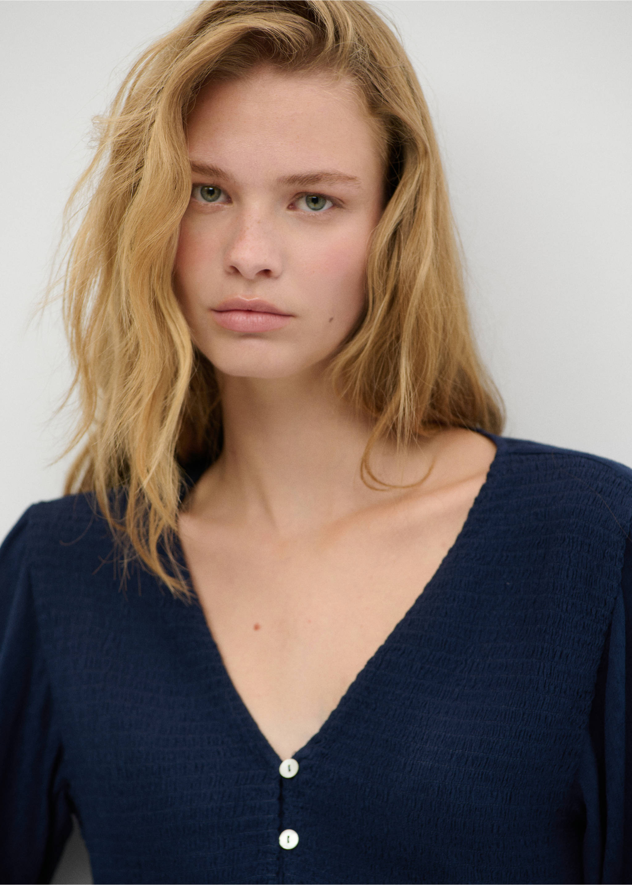 Blouse texturée col V - Détail de l'article 1, Bleu marine. Ref: 37055844-00.