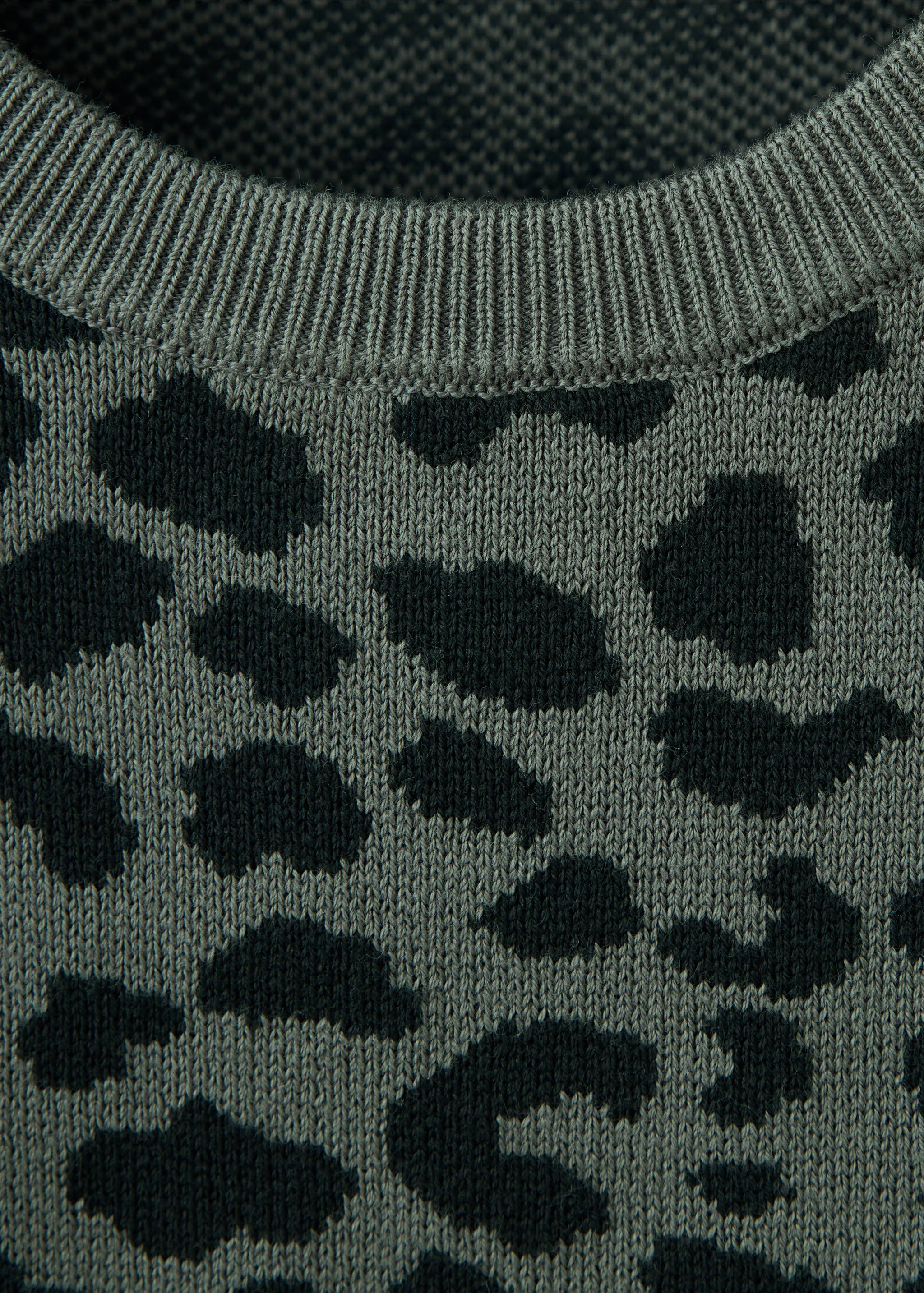 Printed knit top - Details of the article 8, Charcoal. Ref: 37055853-00.