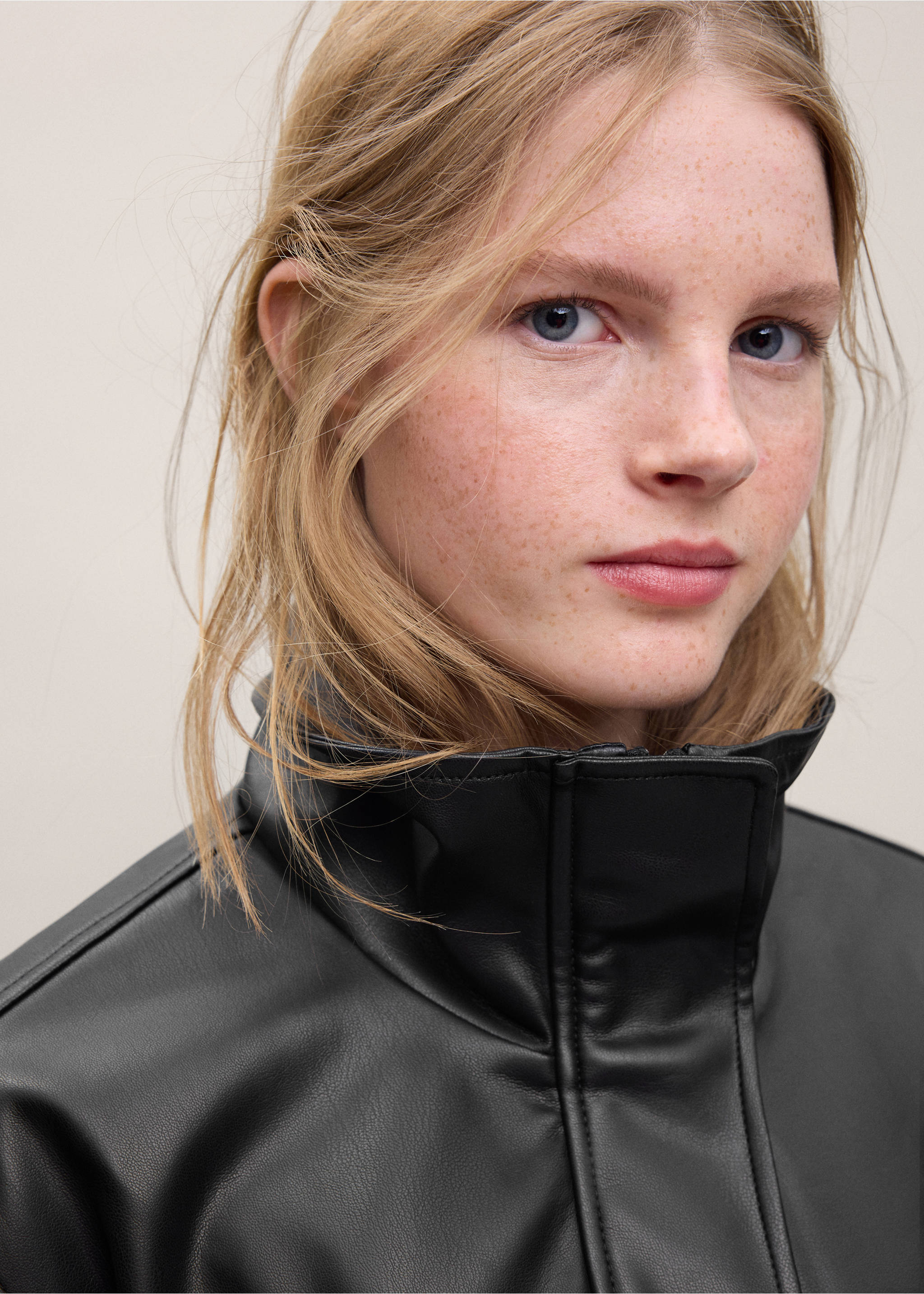 Funnel neck jacket with pockets - Details of the article 1, Black. Ref: 37055868-00.