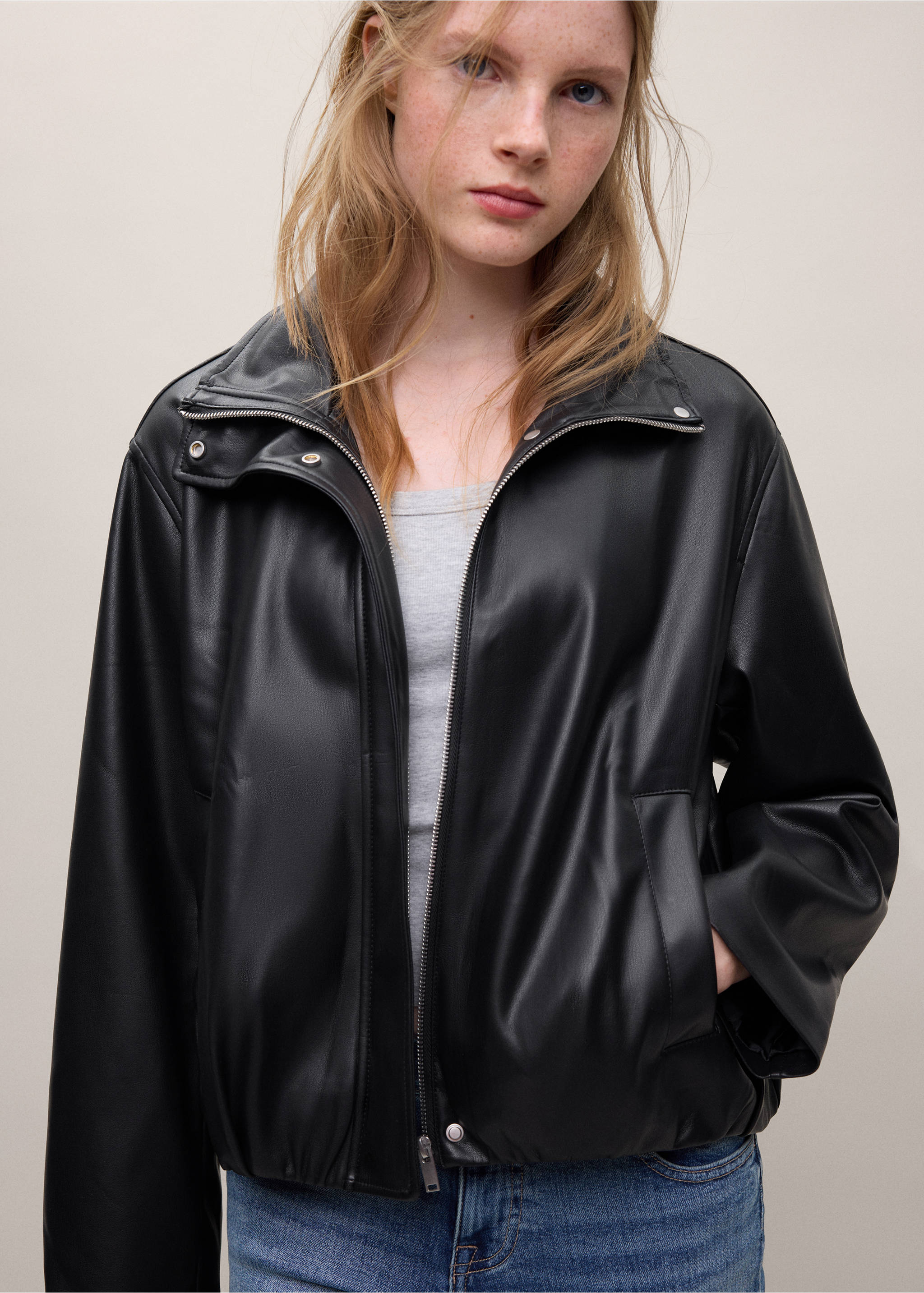 Funnel neck jacket with pockets - Details of the article 4, Black. Ref: 37055868-00.