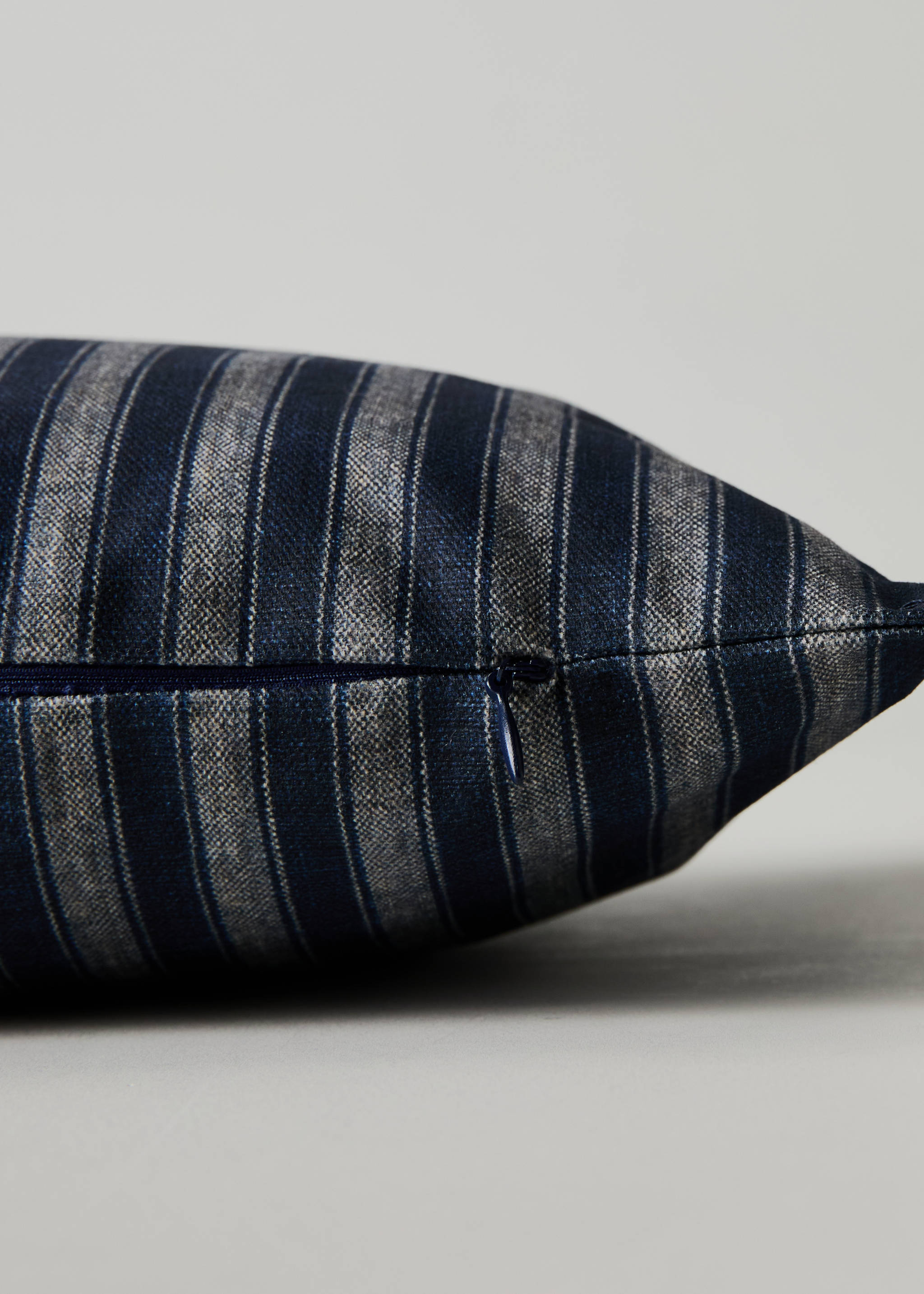 Cotton striped cushion cover 30x50 cm - Details of the article 2, Blue. Ref: 37055873-00.
