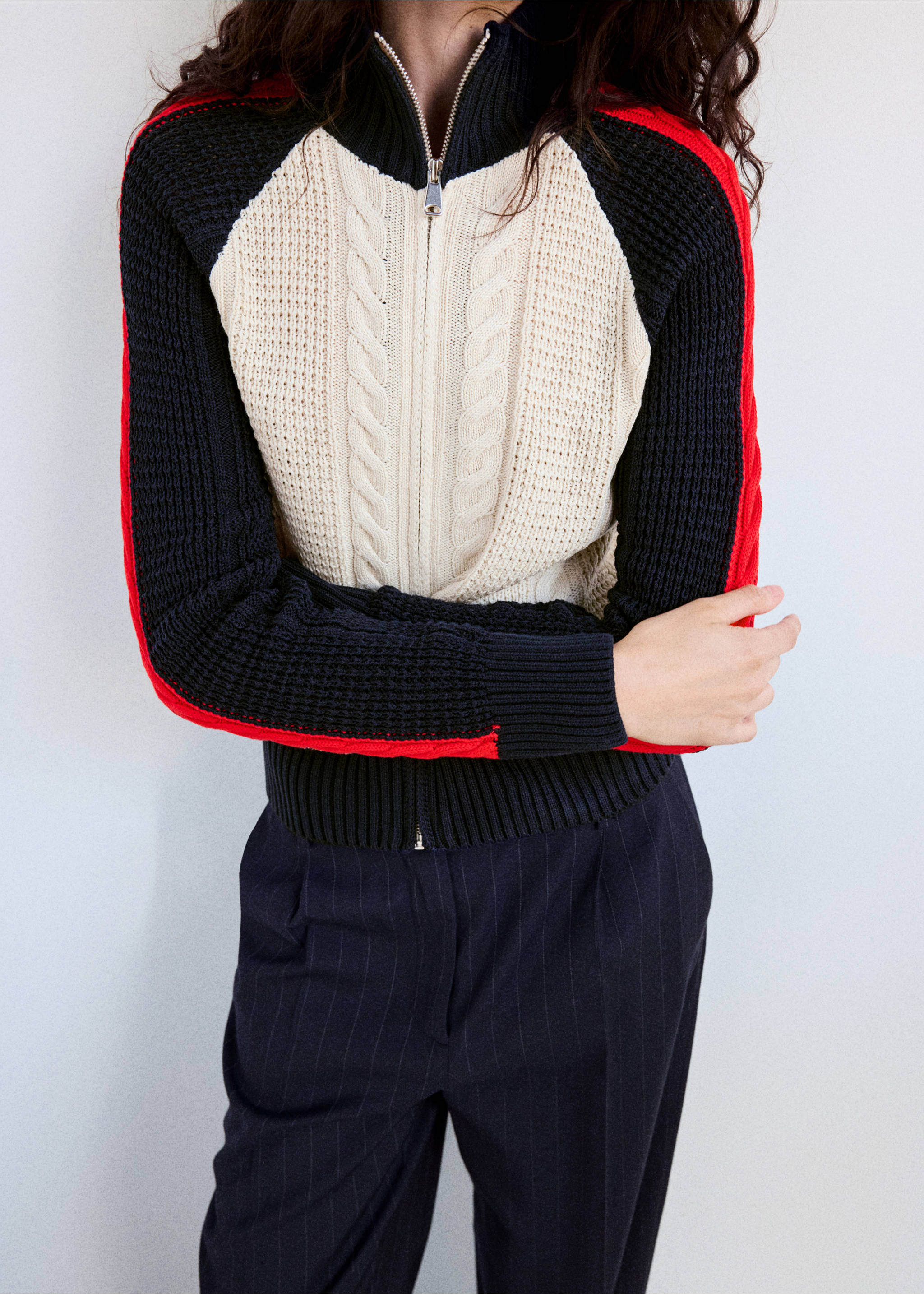 Cable-knit cardigan with contrasting stripes - Середній план, Пісочний. Ref: 37055877-00.