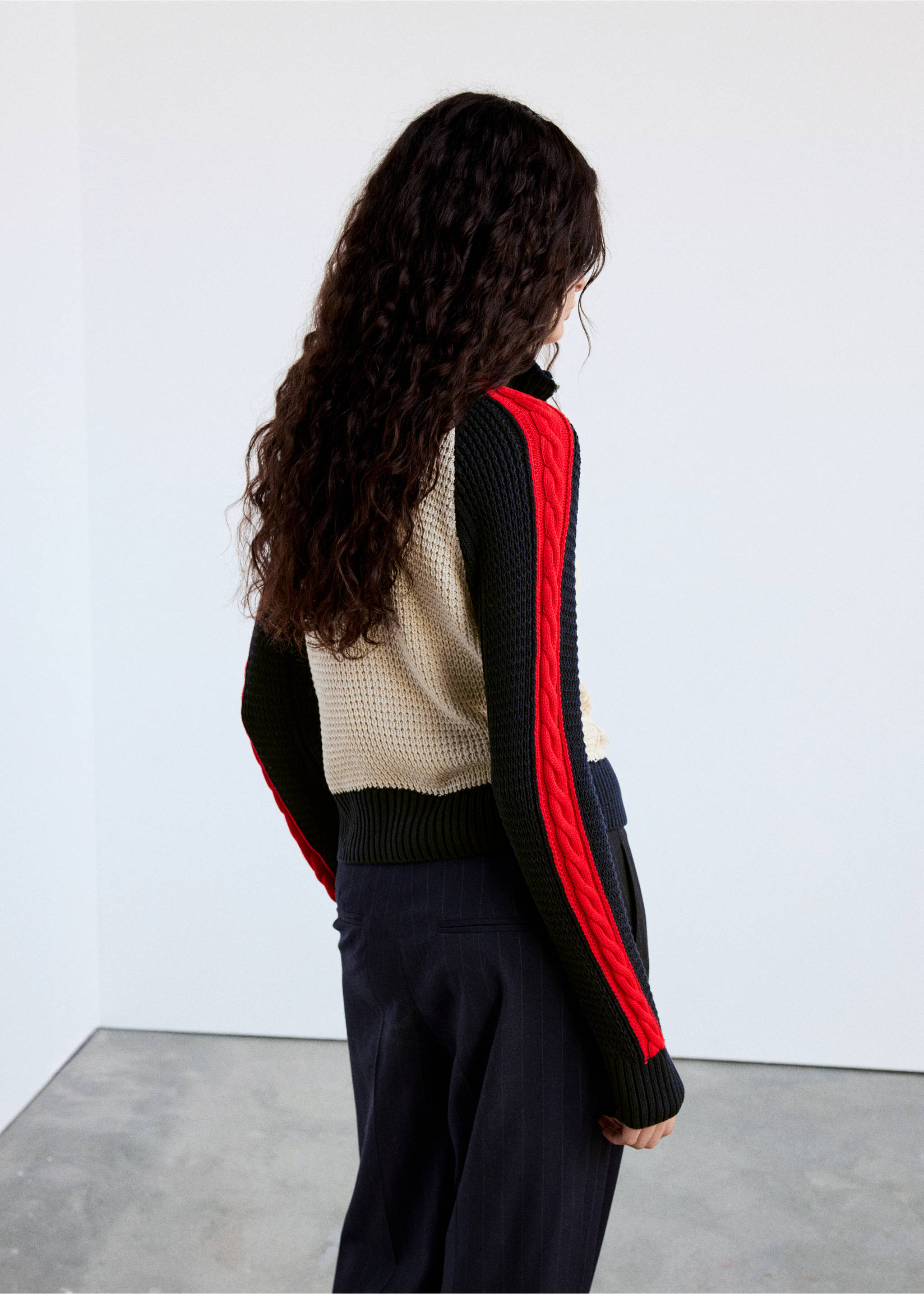 Cable-knit cardigan with contrasting stripes - Зворотна сторона товару, Пісочний. Ref: 37055877-00.