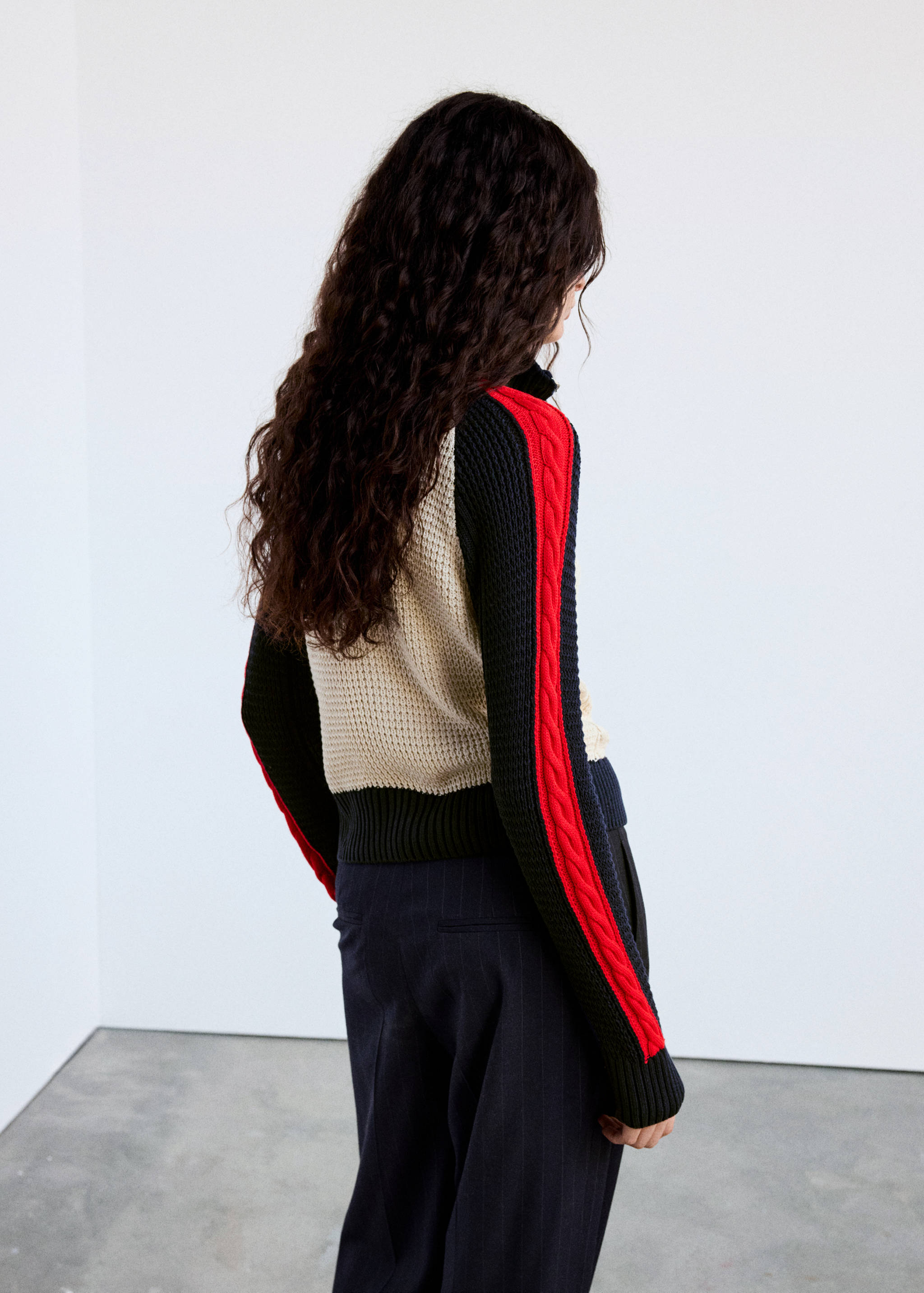 Cable-knit cardigan with contrasting stripes - Зворотна сторона товару