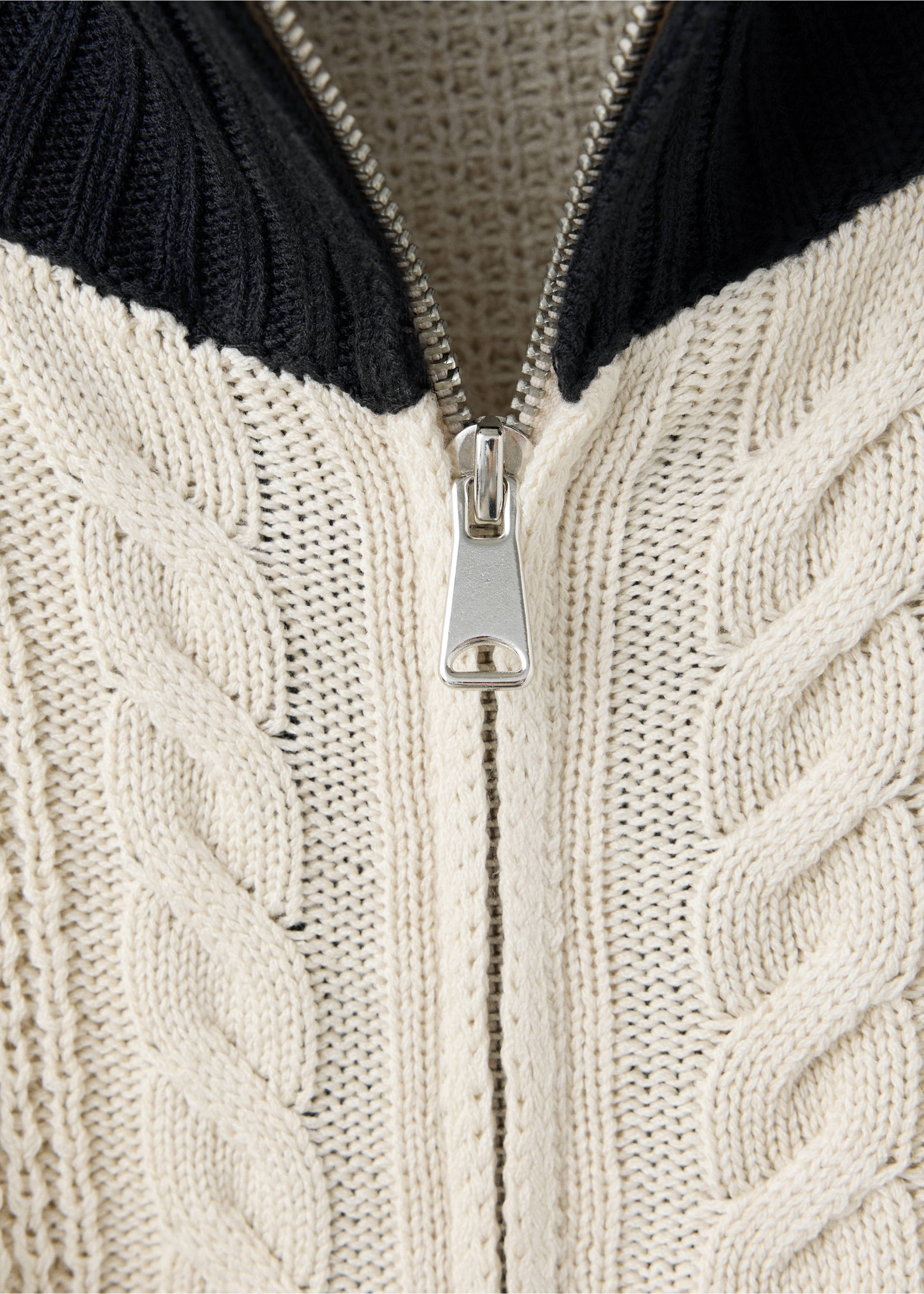 Cable-knit cardigan with contrasting stripes - Details of the article 8, Sand. Ref: 37055877-00.