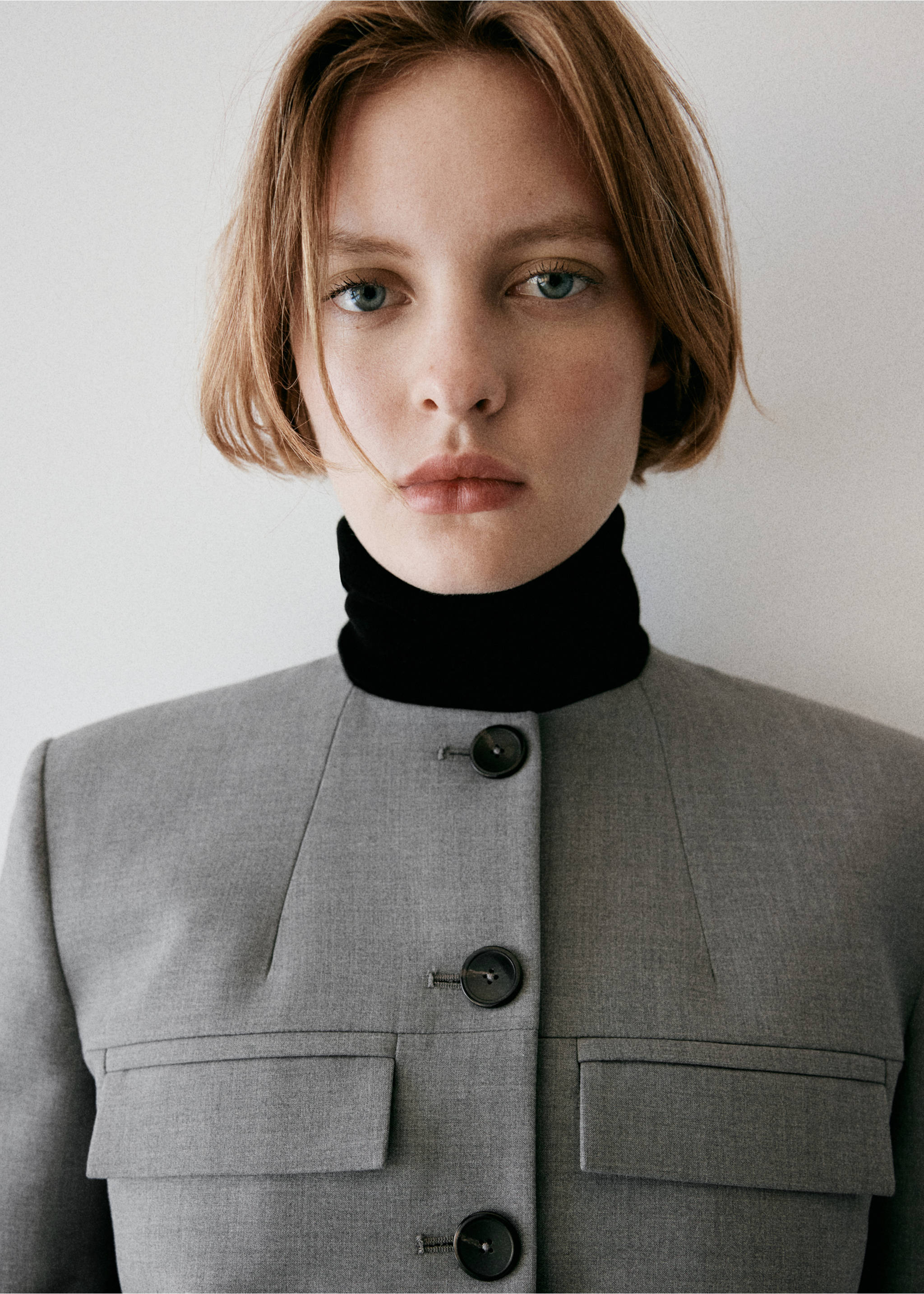 Straight jacket with flap pockets - Details of the article 3, Grey. Ref: 37055881-02.
