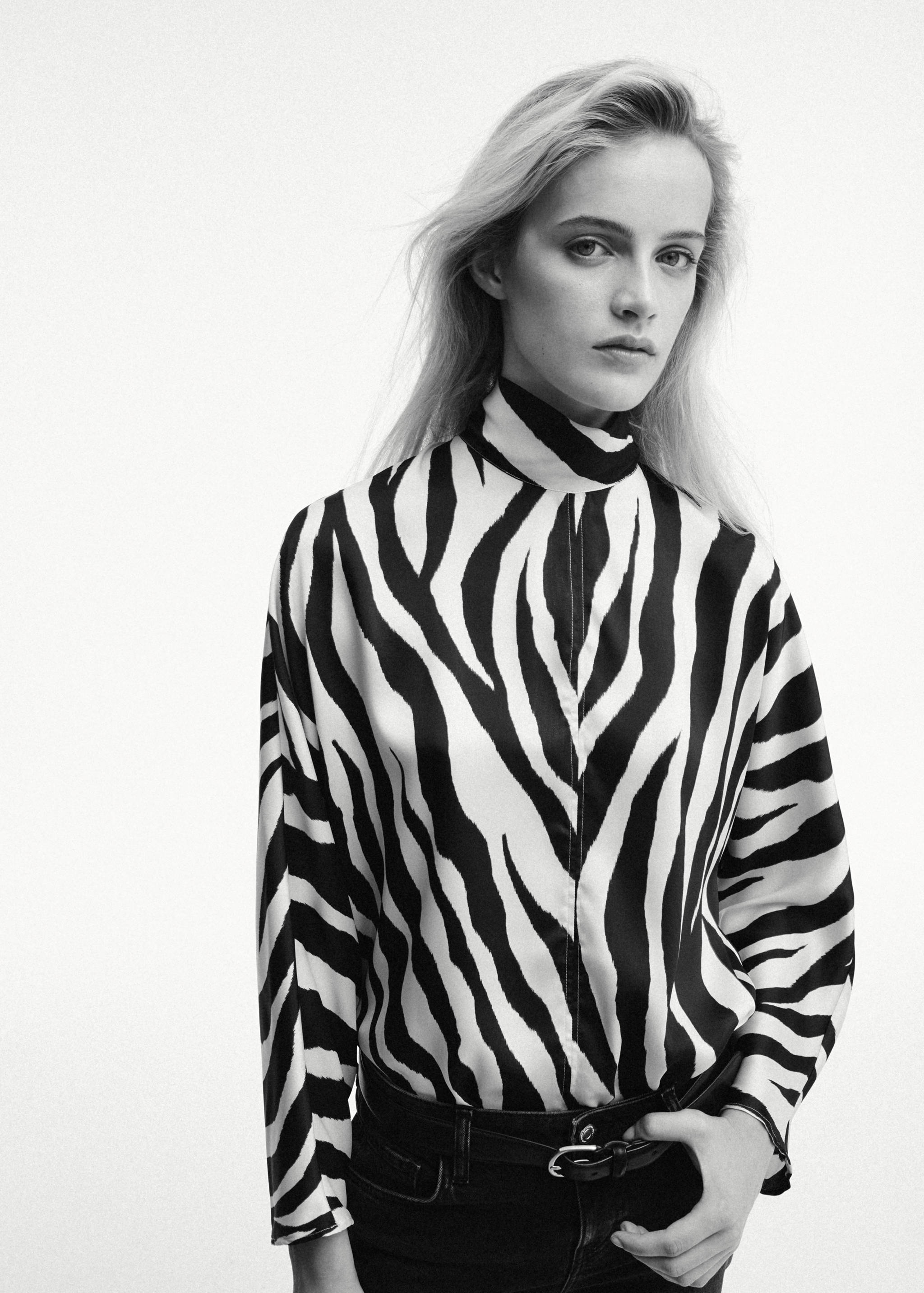 Straight high-neck blouse - Medium plane