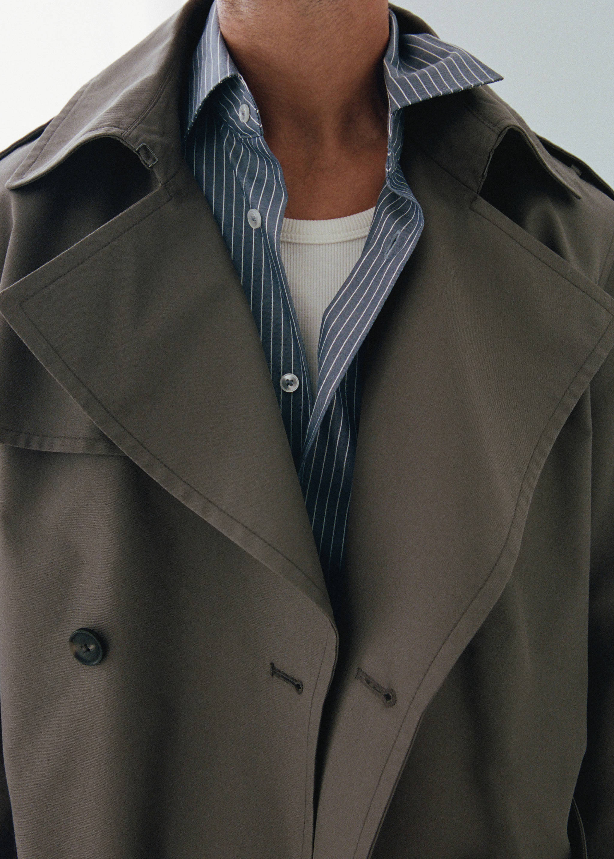 Water-repellent belted trench coat - Details of the article 5