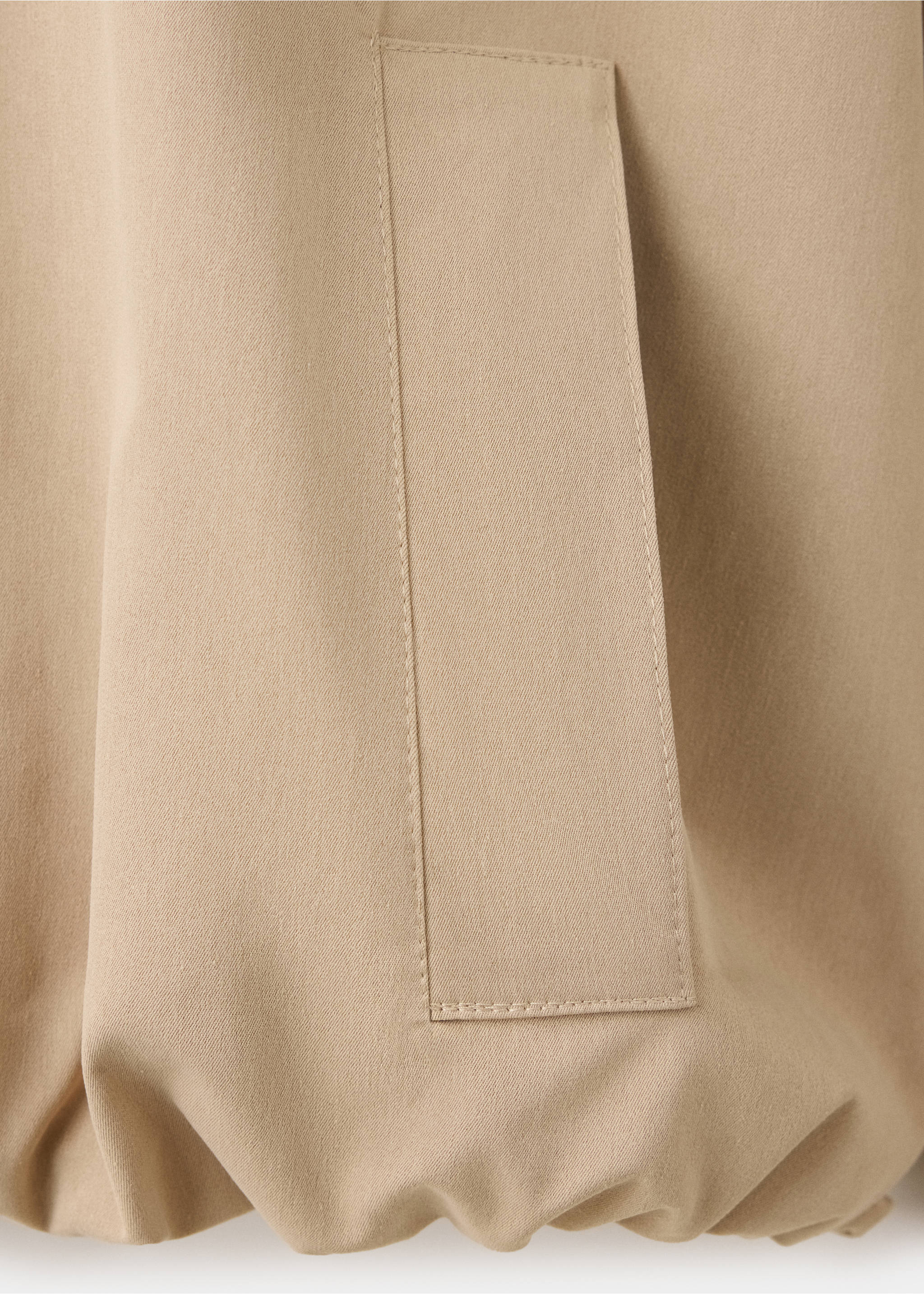 Close-up of the beige trench fabric detail and patch pocket., Beige. Ref: 37055978-00.