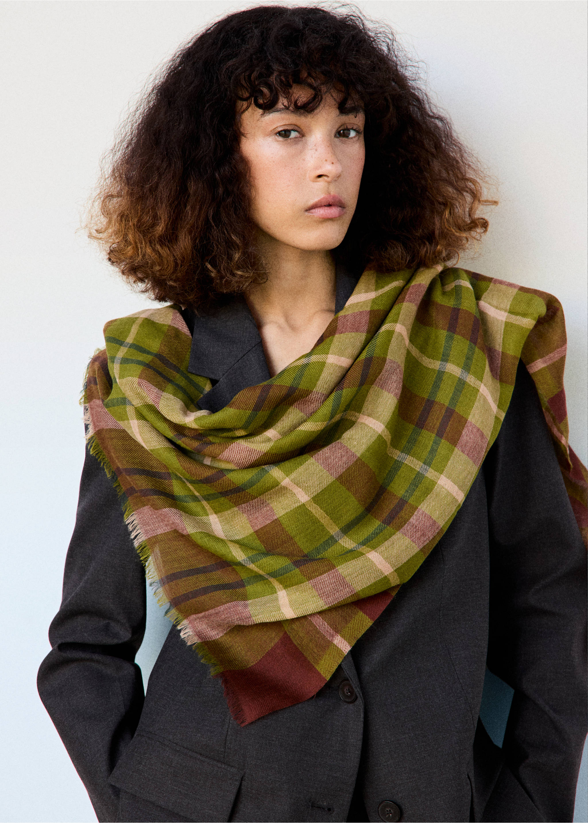 100% wool checked scarf - Details of the article 9, Green. Ref: 37055984-00.