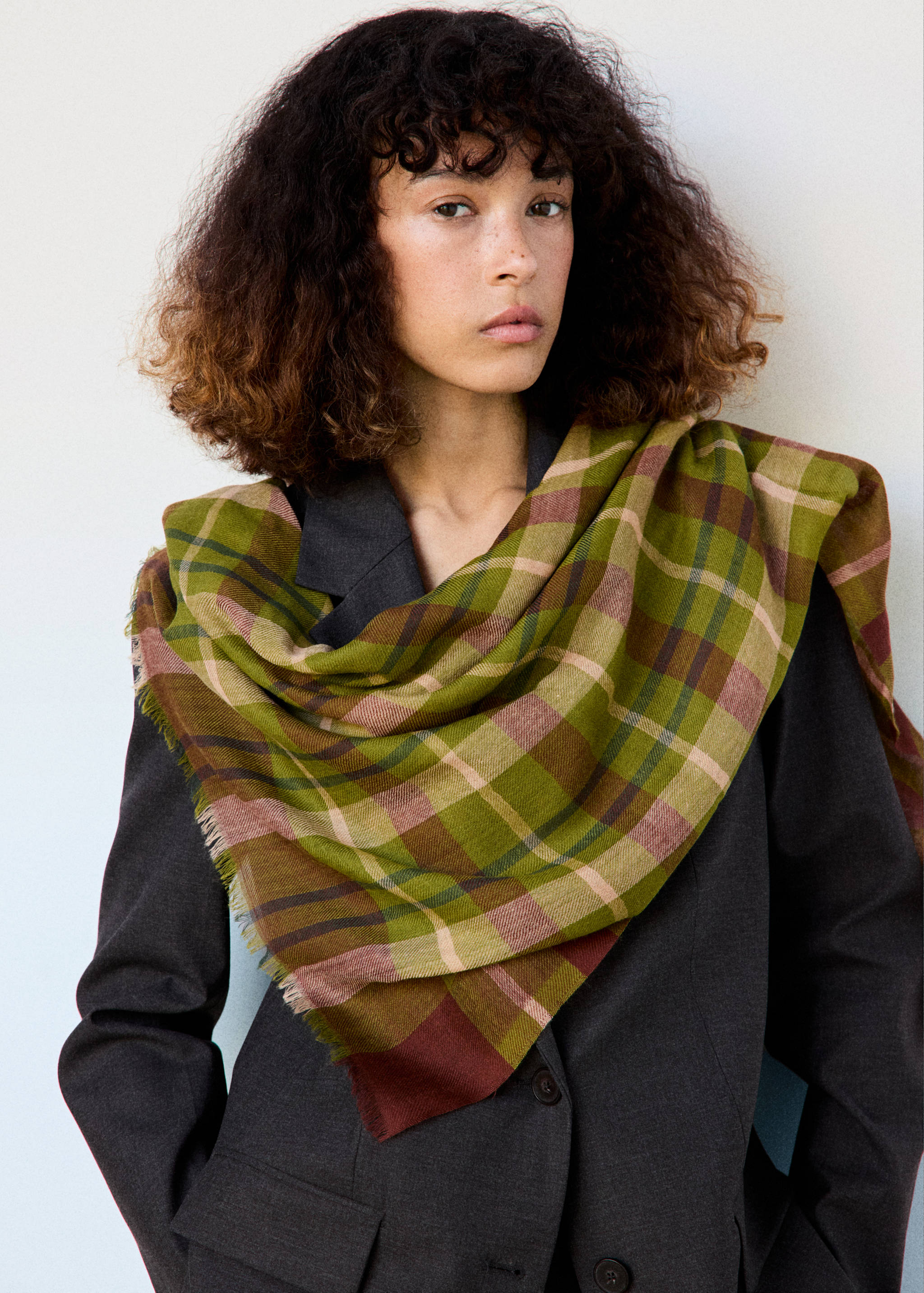 100% wool checked scarf - Details of the article 9