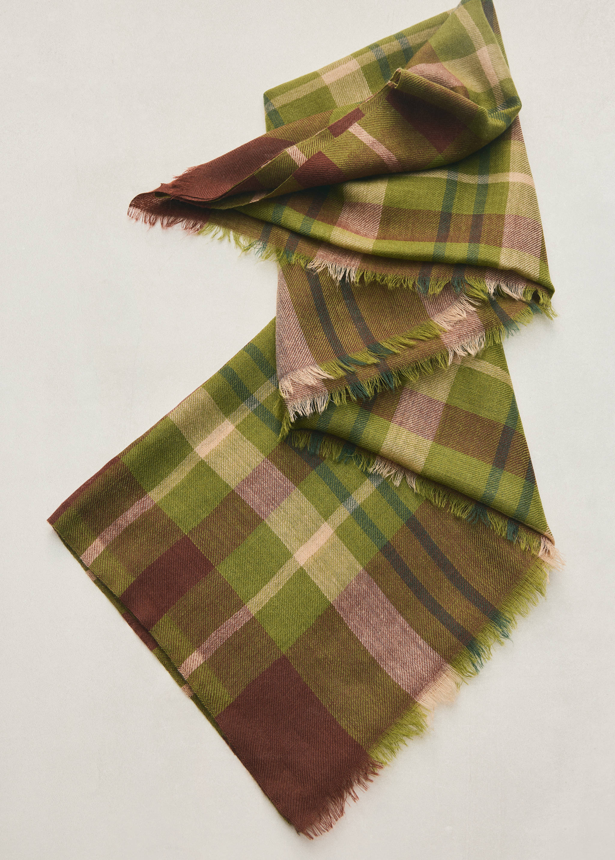 100% wool checked scarf - Details of the article 5